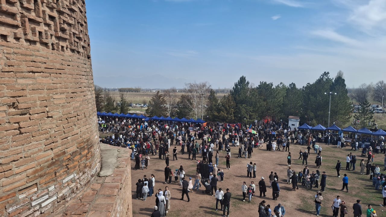 Сүмөлөк үчүн 50 миң сом: Буранада чоң фестиваль өтүп жатат