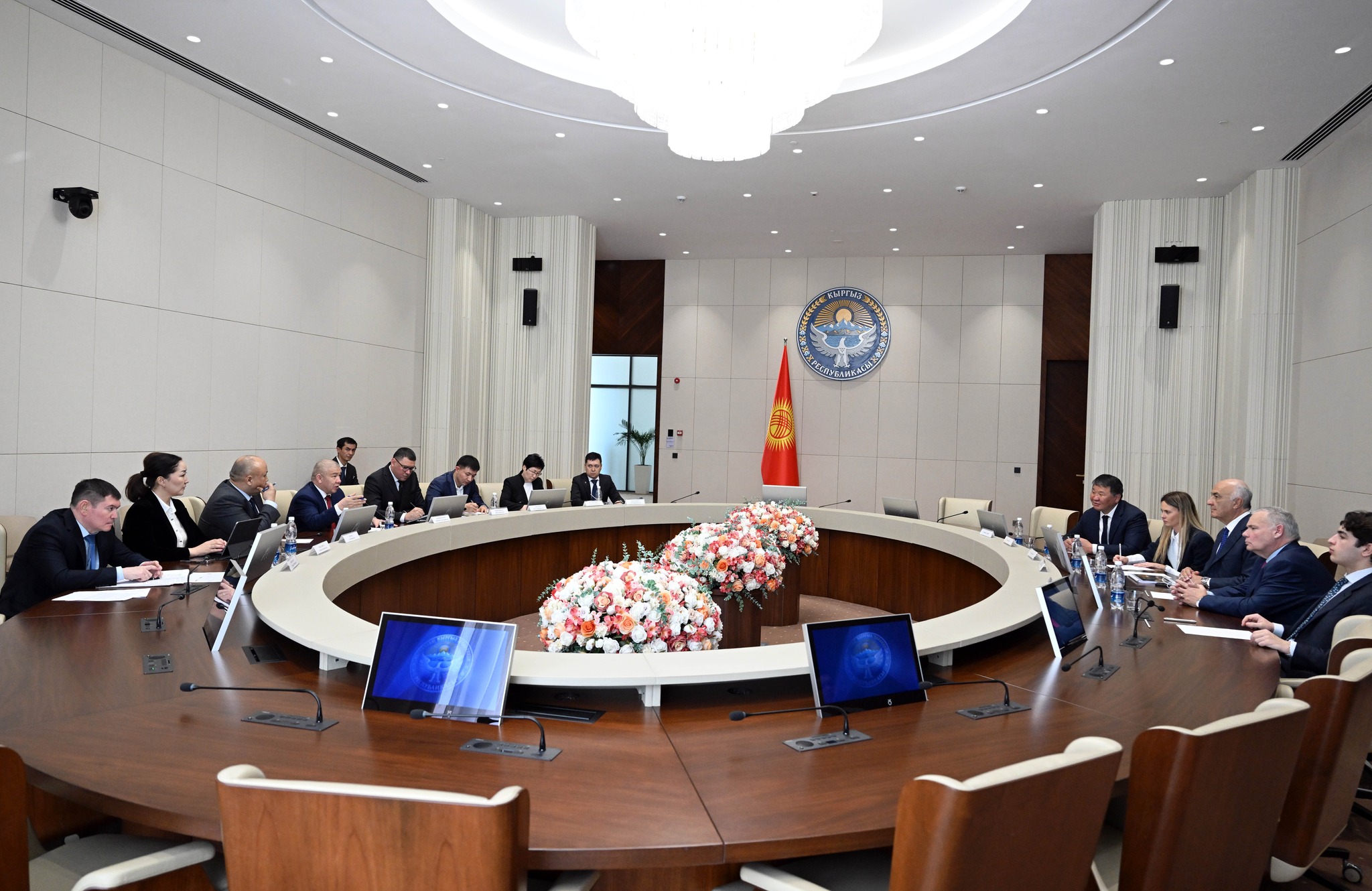 Салык кызматынын төрагасы Алмамбет Шыкмаматов SICPA SA компаниясынын башчысы Филипп Амон менен жолугушту