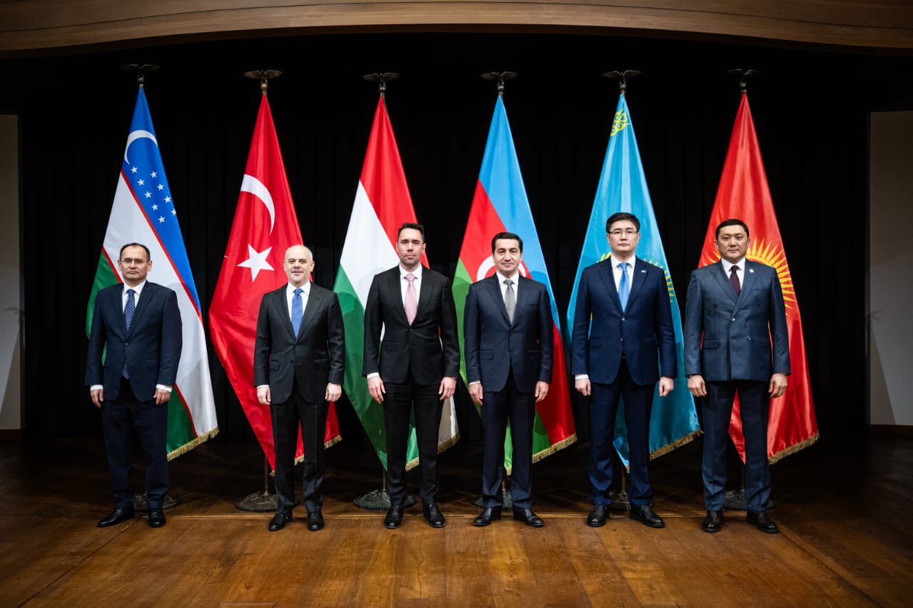 Коопсуздук кеңешинин катчысы Адилет Орозбеков Будапештте Мажарстандын Премьер-министринин улуттук коопсуздук маселелери боюнча башкы кеңешчиси Марсель Биро менен жолугушту