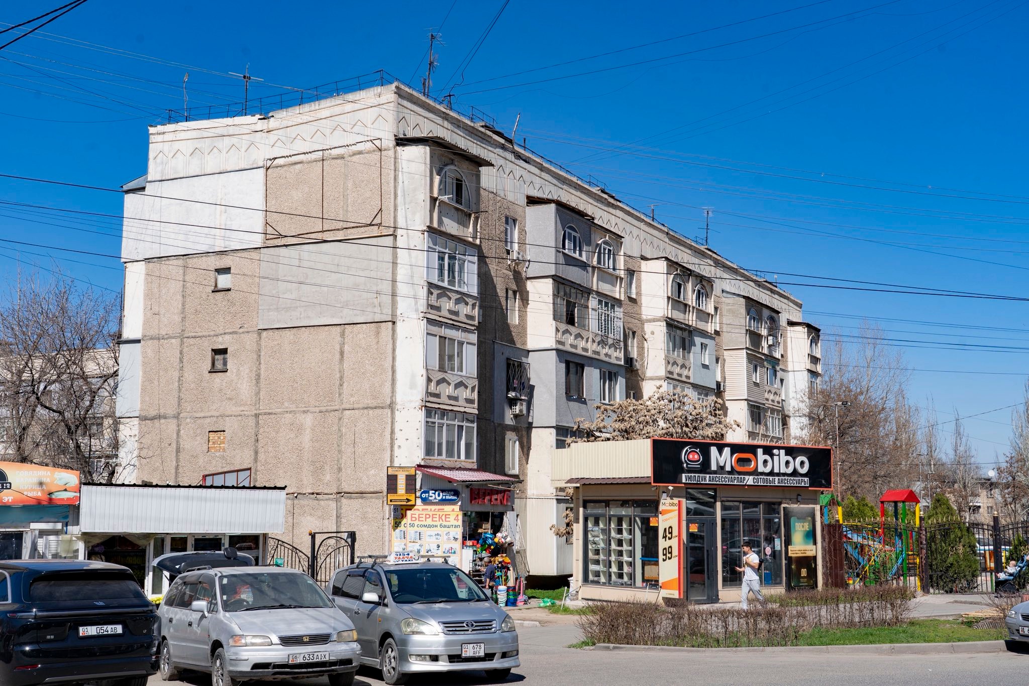 Бишкекте көп кабаттуу үйлөрдүн короосуна жеңил курулуштарды салууга чектөө коюлду