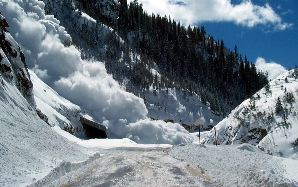 Кыргызстандын тоолуу райондорунда кар көчкү түшүү жана карт күрткү коркунучу сакталууда