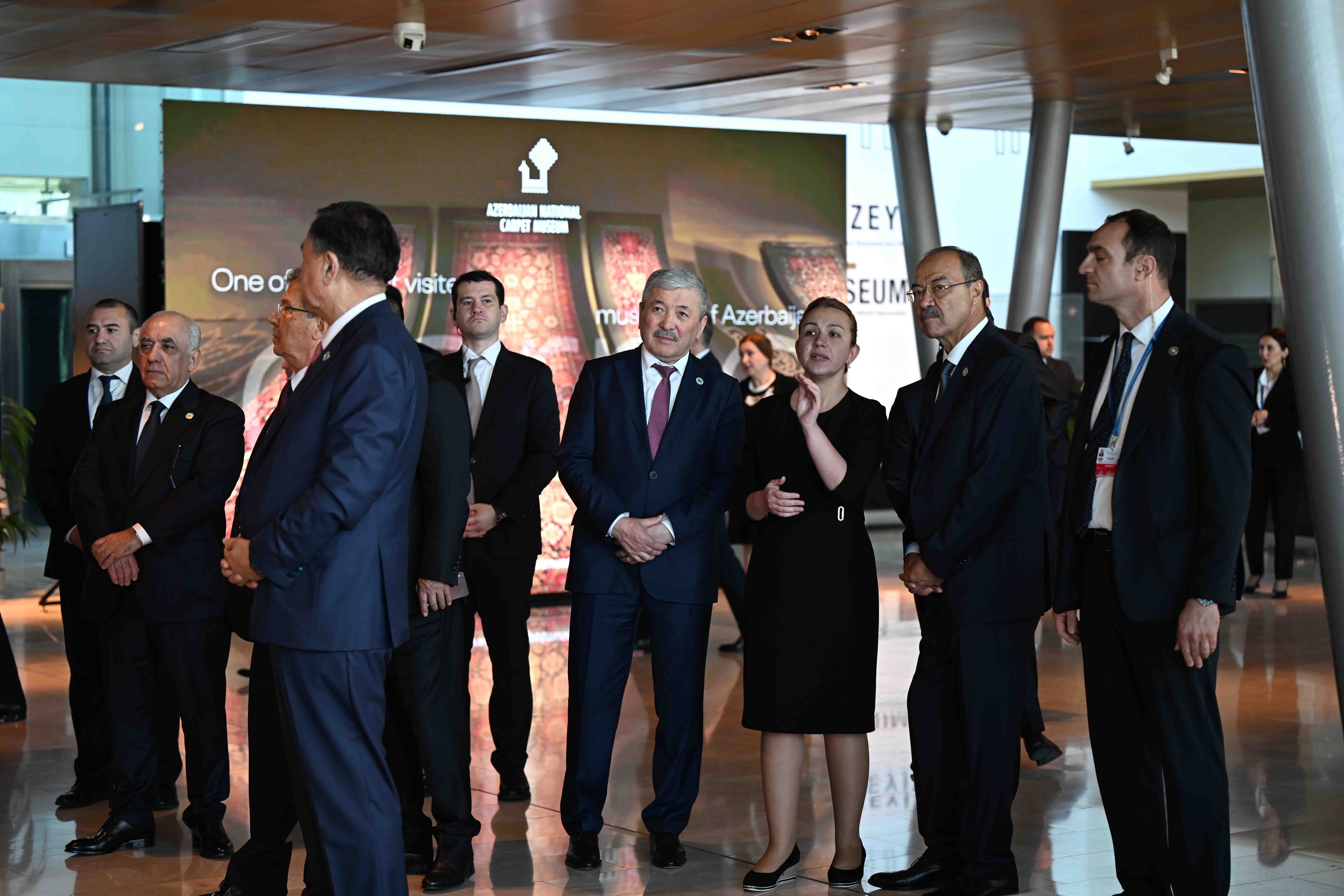 МинКаб башчысы Адылбек Касымалиев Гейдар Алиев борборуна жана Азербайжан улуттук килем музейине барды
