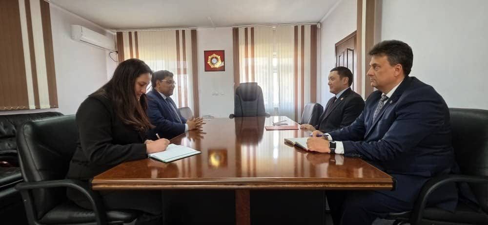 Коопсуздук кеңешинин катчысы Адилет Орозбеков Индиянын Кыргызстандагы элчиси Бирендер Сингх Ядав менен жолугушту 