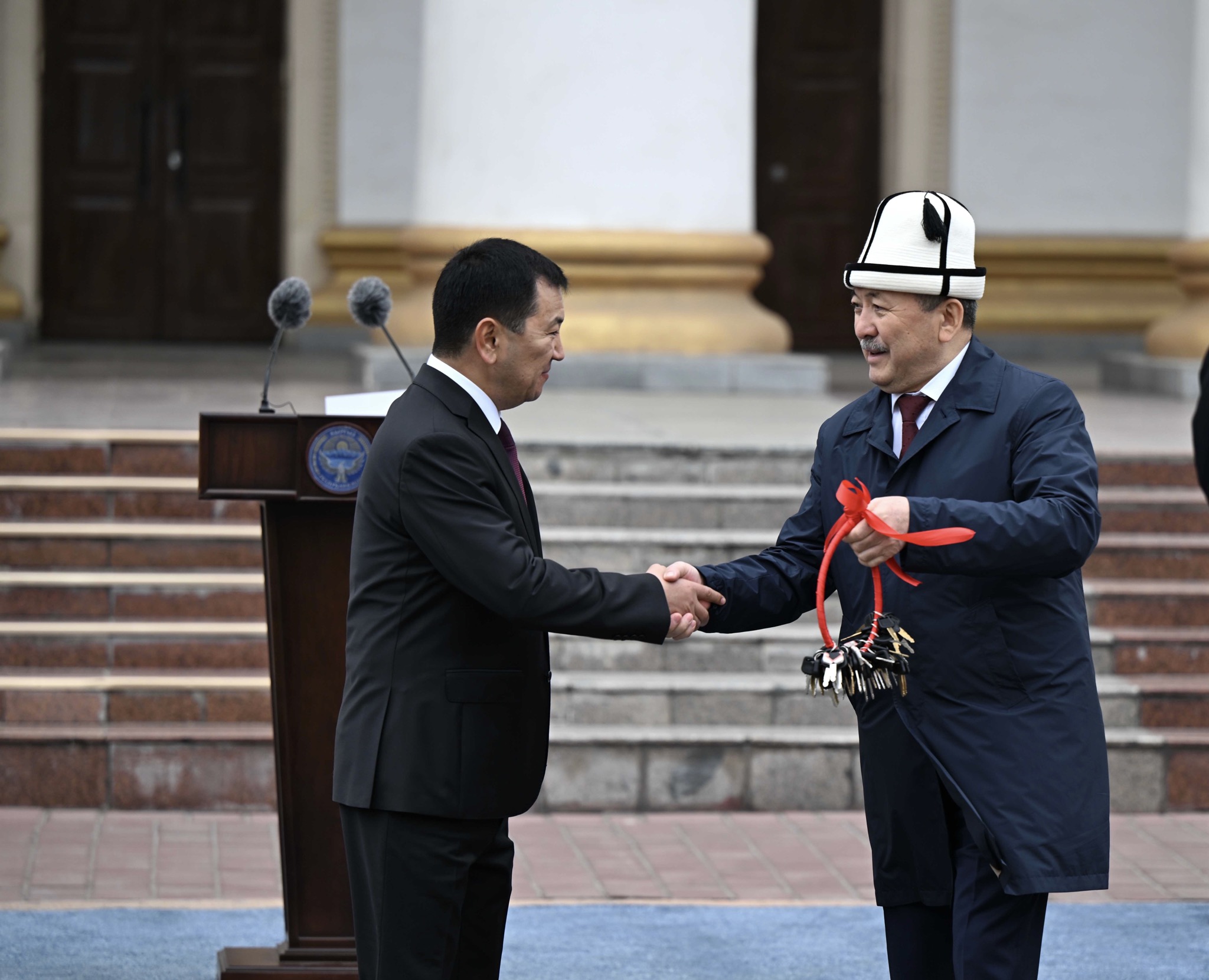 Адылбек Касымалиев Айыл чарба министрлигине 60тан ашуун атайын техниканын ачкычтарын тапшырды