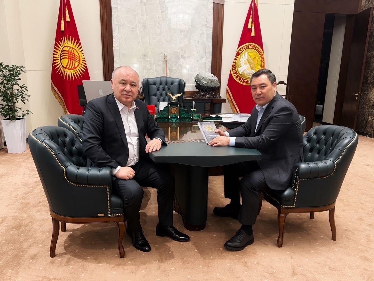 Президент Садыр Жапаров менен Кыргызстандын Германиядагы Элчиси Өмүрбек Текебаев жолугушту