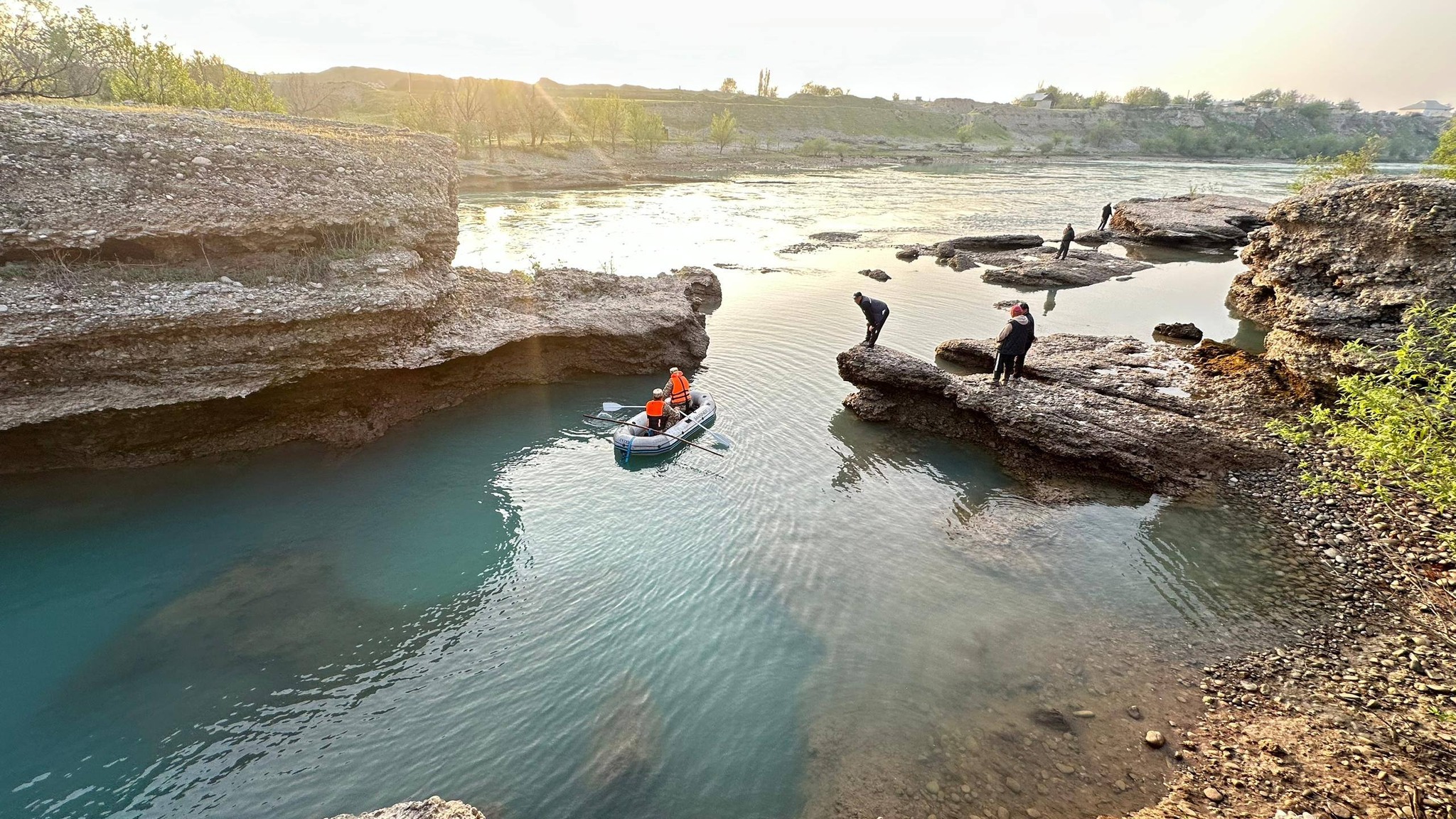 Нарын дарыясына түшүп кеткен жаш баланын сөөгүн издөө уланууда