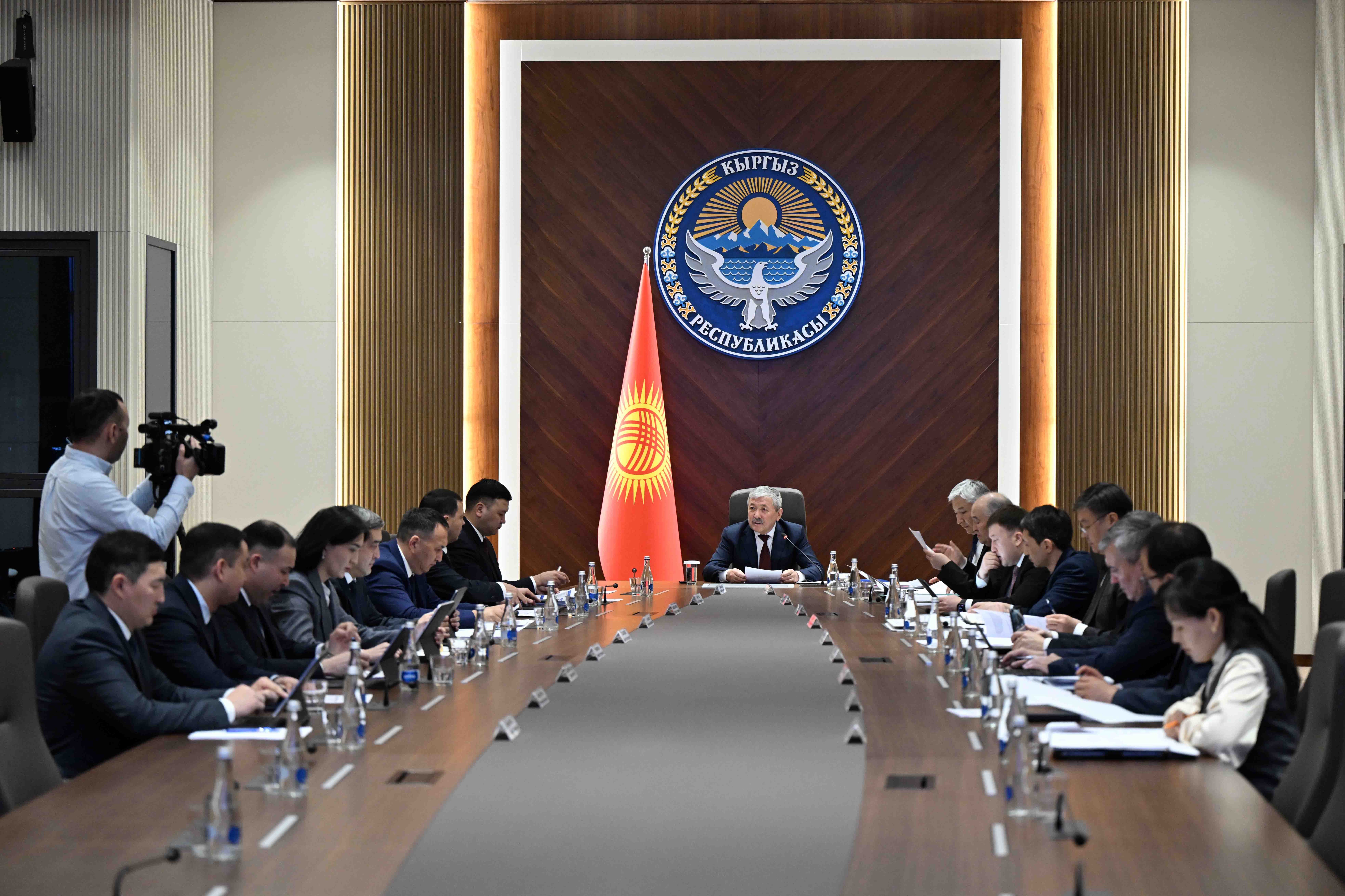 Адылбек Касымалиев бюрократияны кыскартуу боюнча жарлыктын аткарылышын көзөмөлдөгөн комиссиянын жыйынын өткөрдү