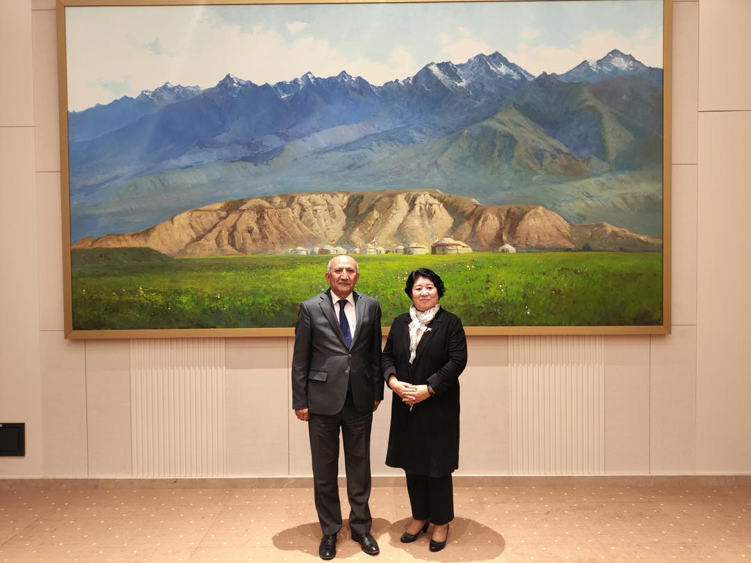 Президенттин Тоо күн тартиби боюнча атайын өкүлү Динара Кемелова Өзбекстандын Элчиси Саидикрам Ниязходжаев менен жолугушту