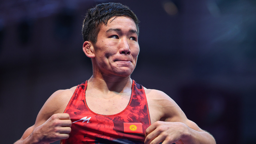 Абдымалик Карачов алгачкы атаандашын ишенимдүү жеңди