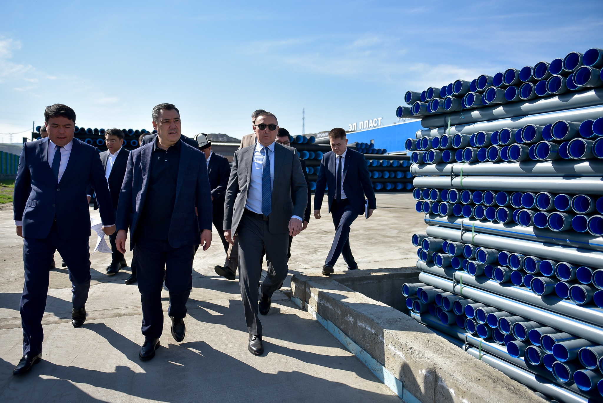 Садыр Жапаров полимер түтүктөрүн чыгаруучу “Эл Пласт” заводуна барды жана Ак-Буура дарыясынын нугун тазалоо иштеринин жүрүшү менен таанышты