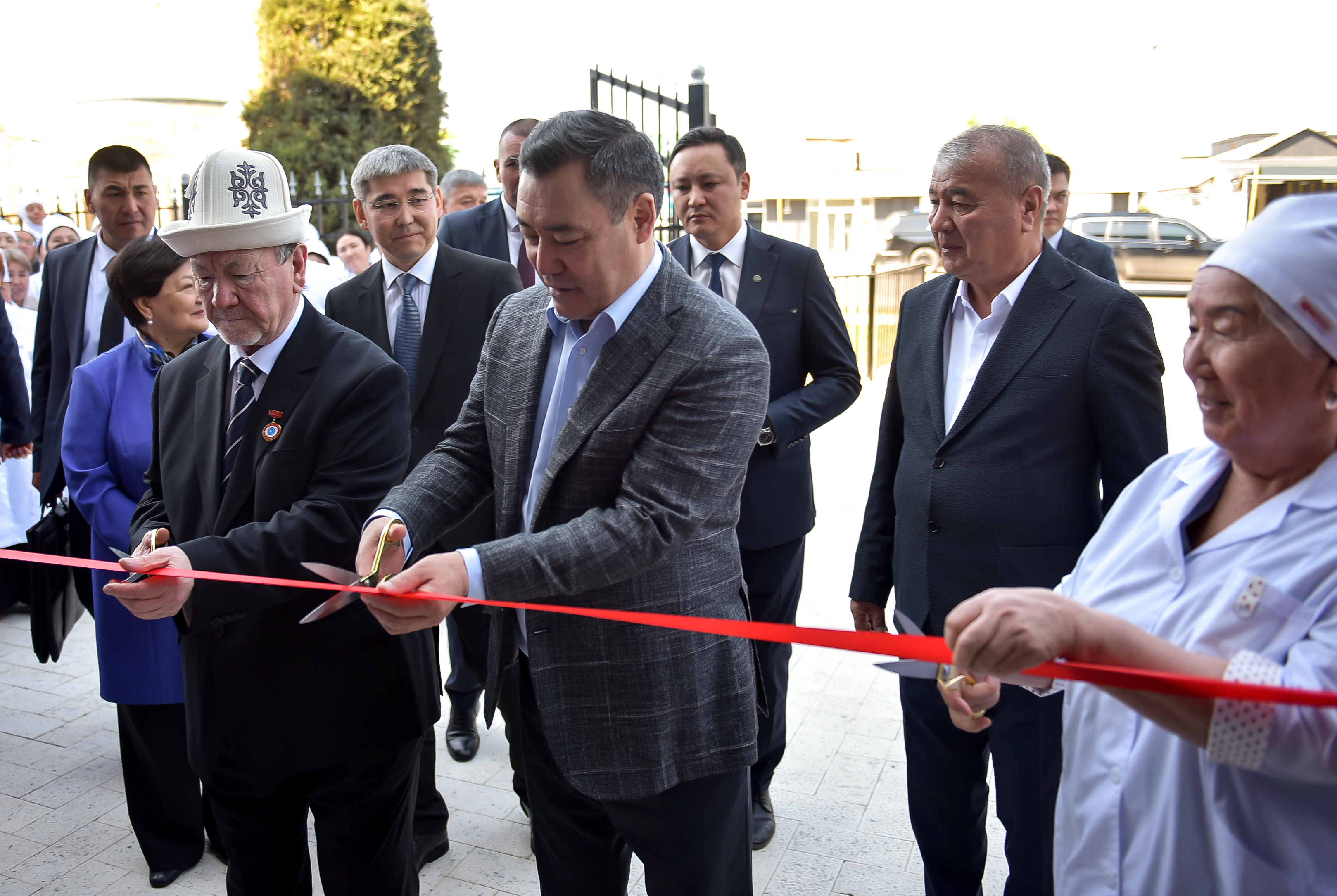 Президент Кара-Суу райондук үй-бүлөлүк медицина борборунун жаңы имаратын ачты