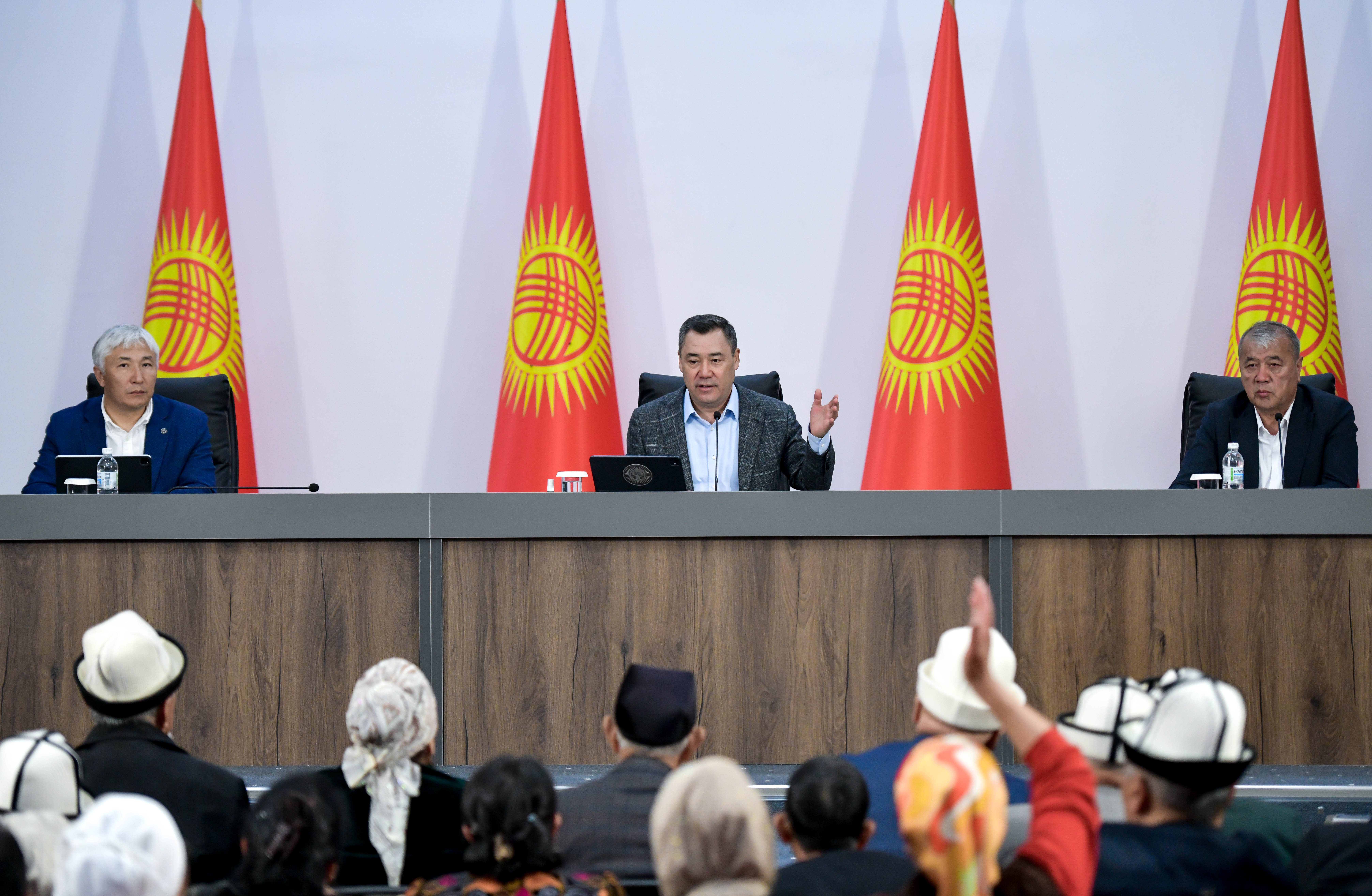  Садыр Жапаров Ош облусунун Кара-Суу районунун тургундарынын суроолоруна жооп берди