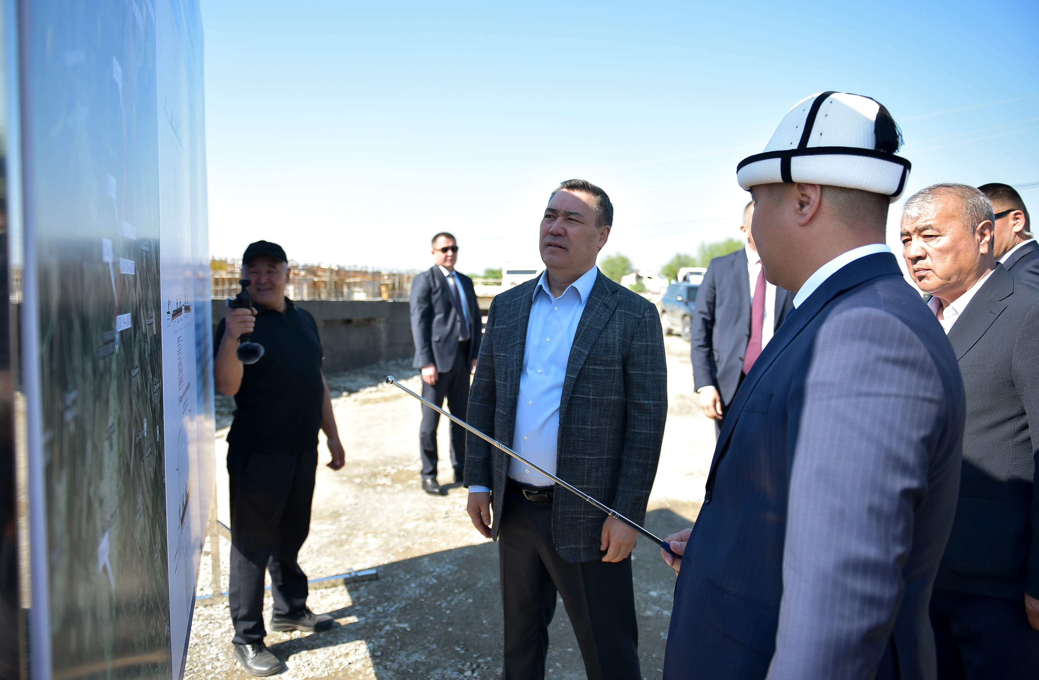 Садыр Жапаров Ош – Кара-Суу автожолунун курулушунун жүрүшү менен таанышты