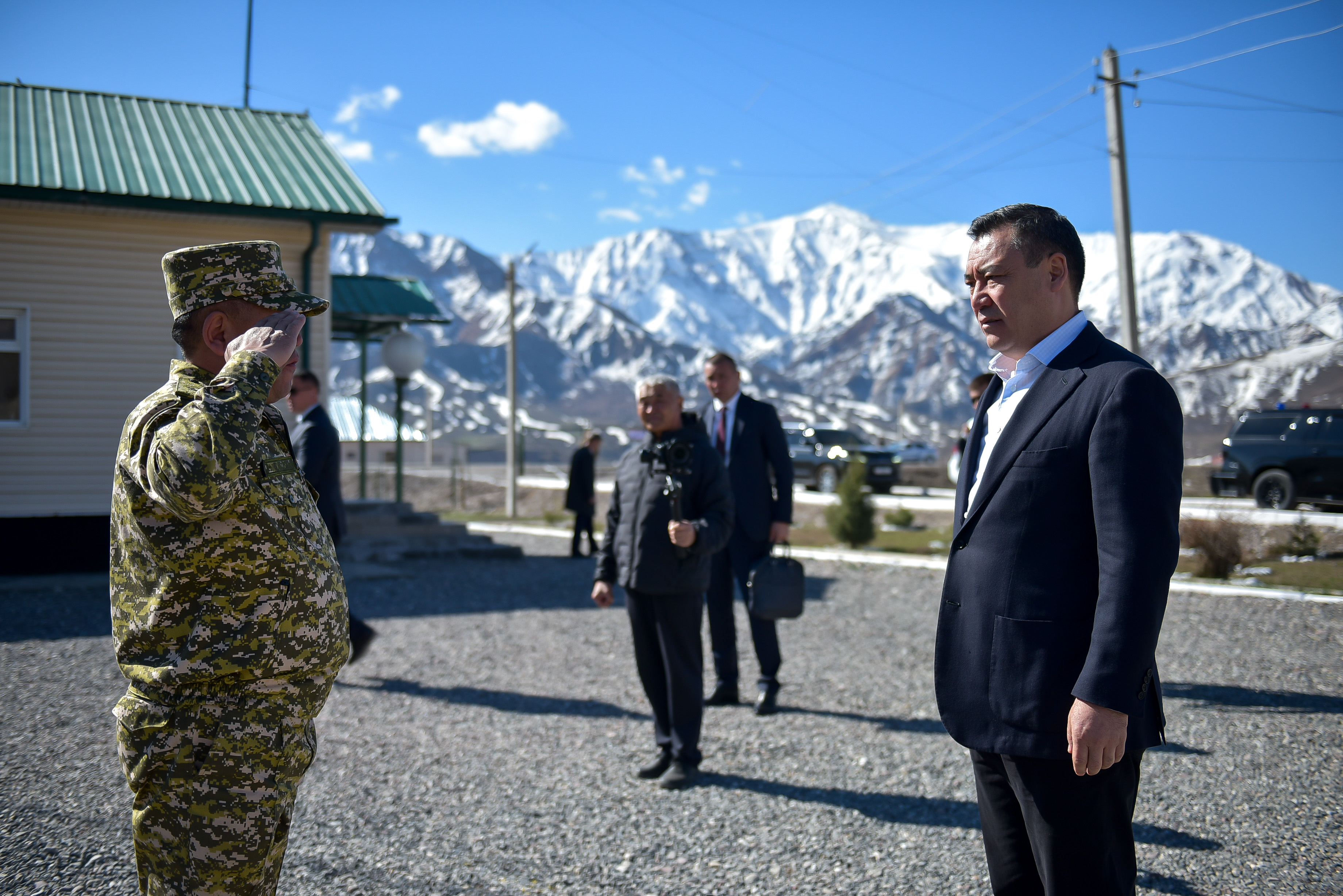 Президент Садыр Жапаров Чоң-Алай районундагы “Кара-Мык” чек ара бекетине барды