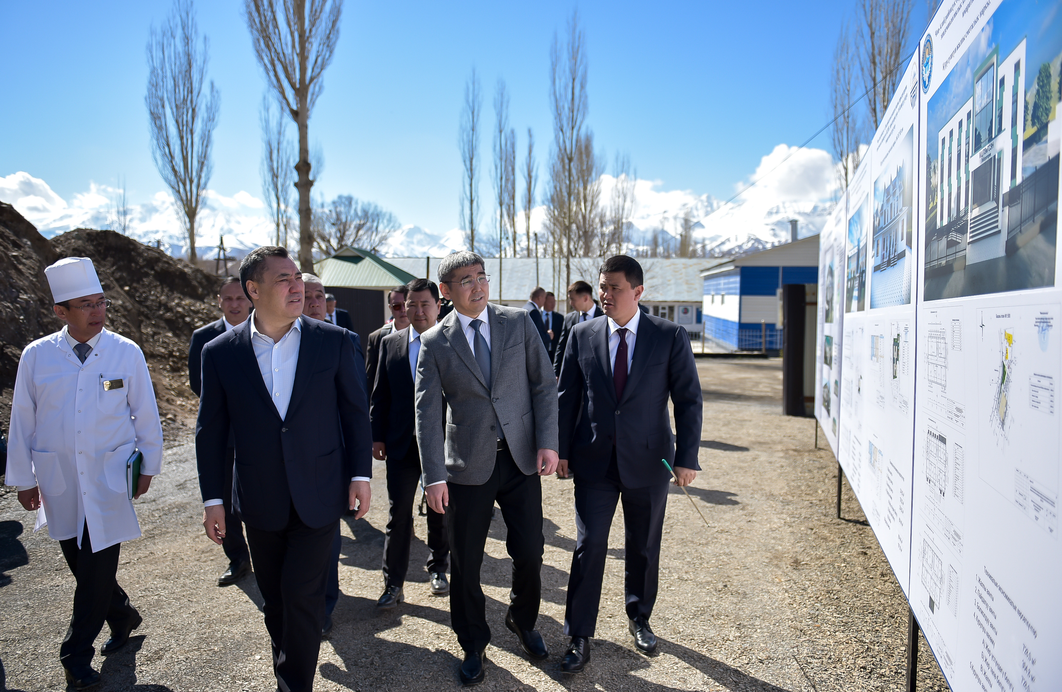 Садыр Жапаров Чоң-Алай районундагы Жалпы дарыгерлик практика борборунун инфекциялык бөлүмүнүн курулушу менен таанышты