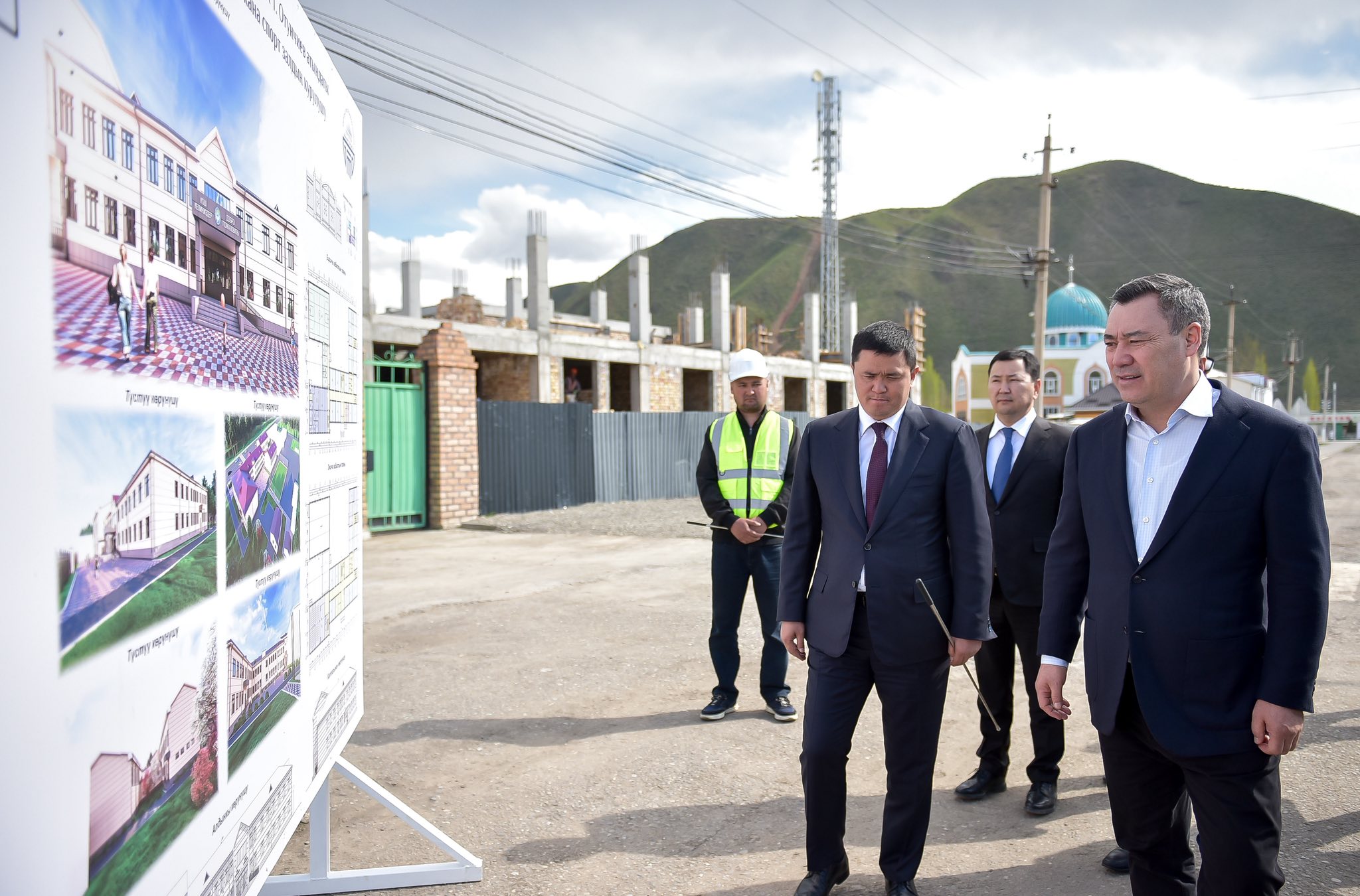 Президент Садыр Жапаров Гүлчө шаарынын социалдык объектилеринин курулушу жана көрктөндүрүү долбоорлору менен таанышты