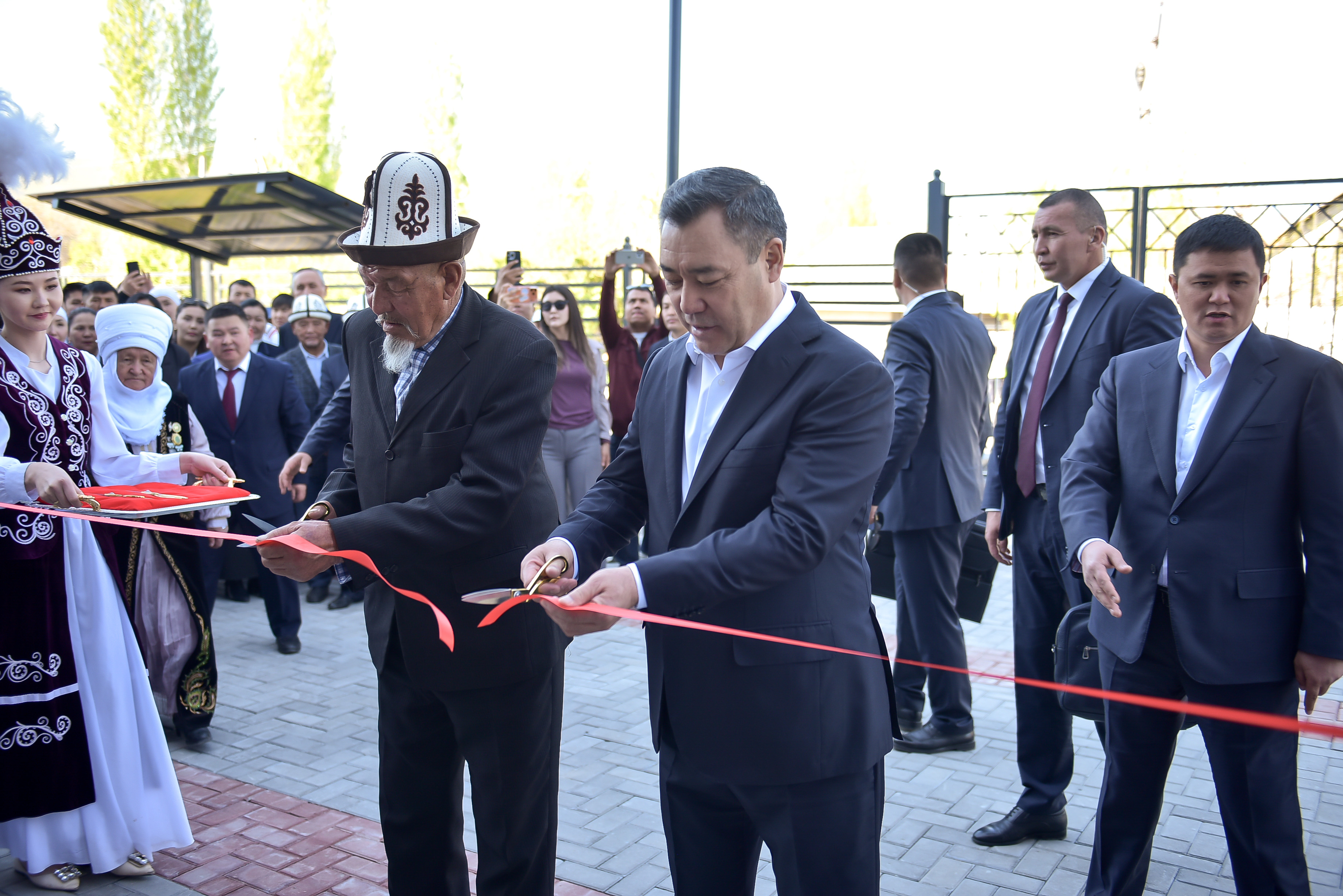 Президент Кара-Кулжа айылында Калкты тейлөө боюнча маданий борборду ачты