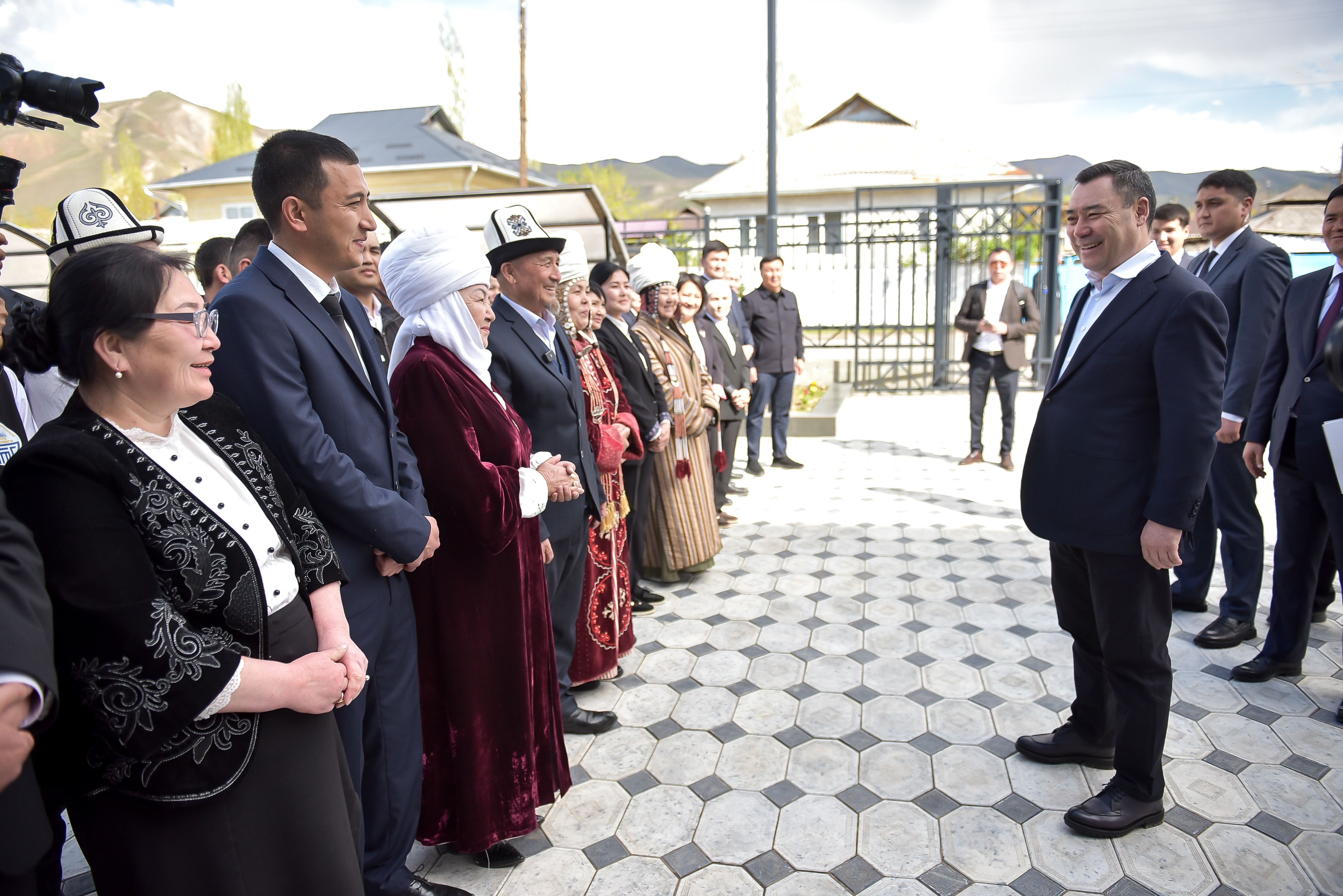 Президент Садыр Жапаров Алай районунун Гүлчө шаарындагы Калкты тейлөө боюнча маданий борбордун ачылышына катышты