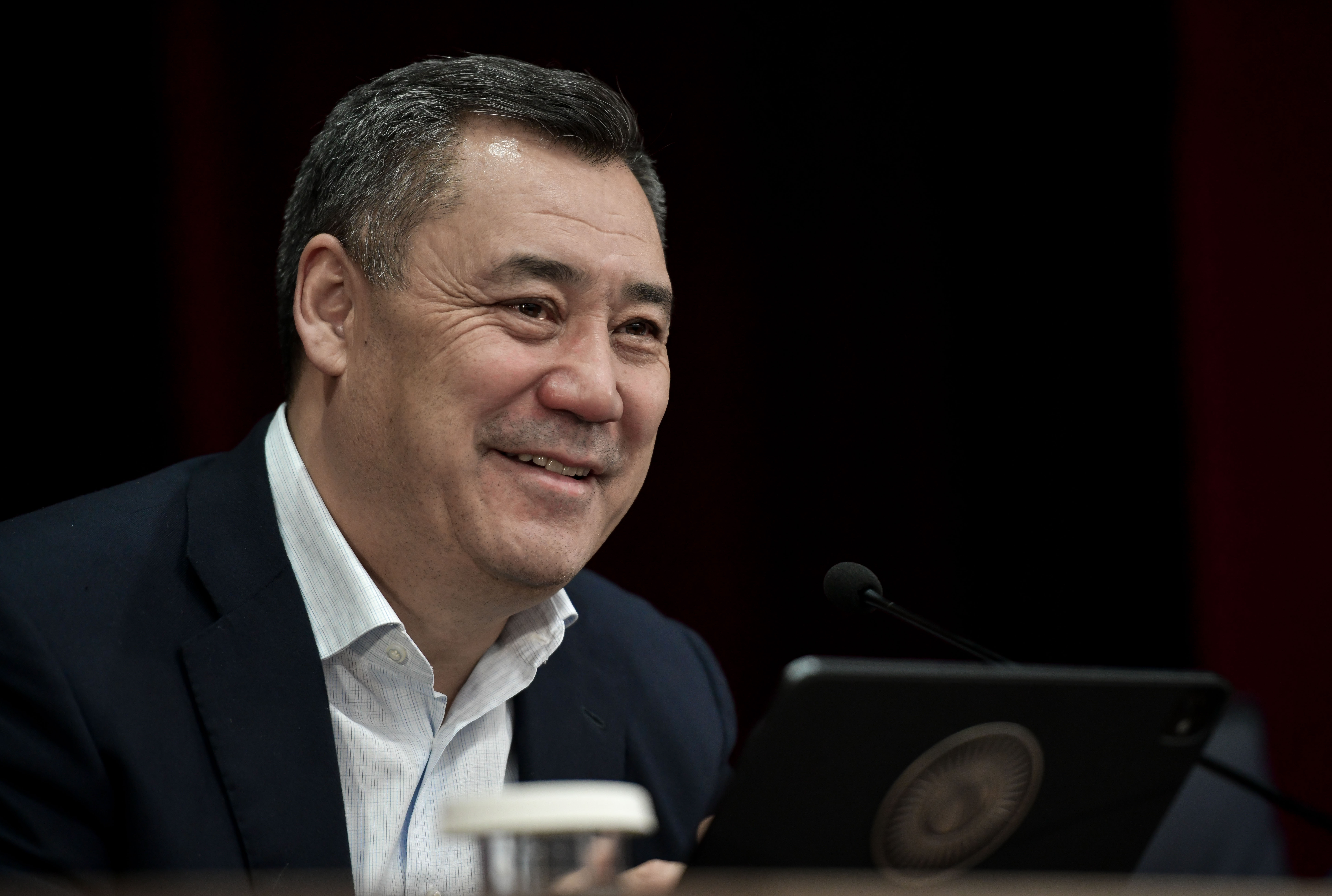 Садыр Жапаров Ош облусунун Алай районунун тургундарынын суроолоруна жооп берди