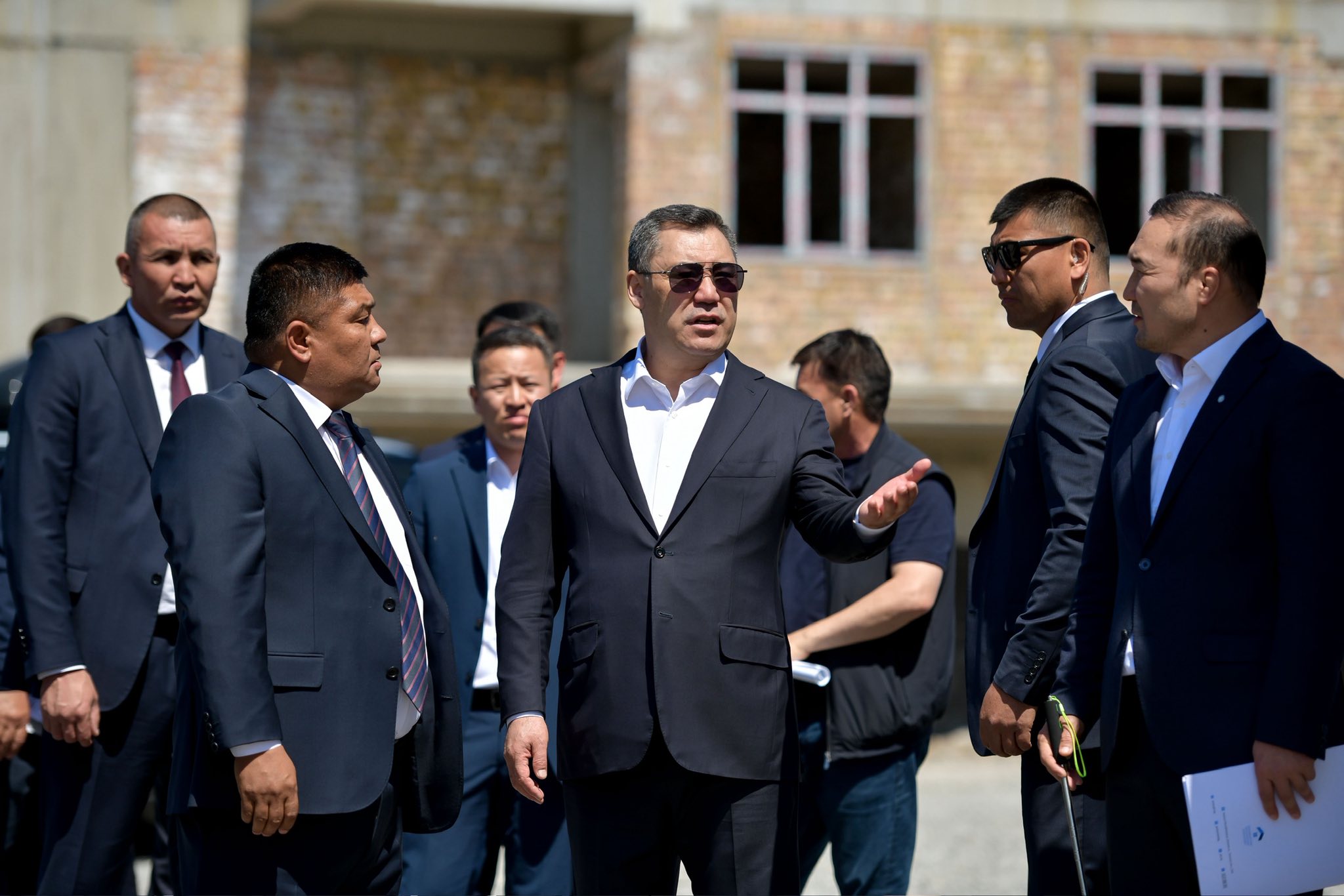 Садыр Жапаров Өзгөн районундагы социалдык объектилердин курулушунун жүрүшү менен таанышты