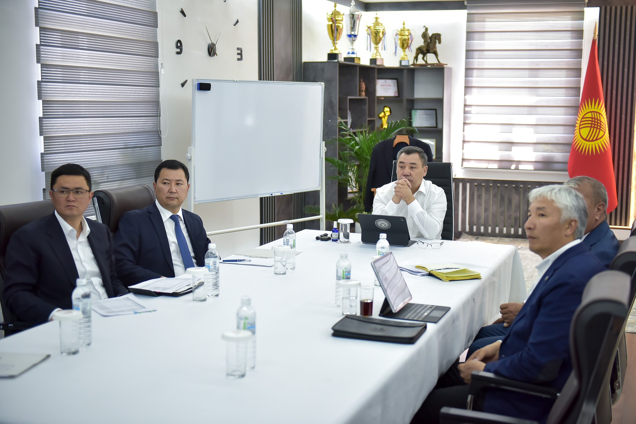 Президент Садыр Жапаров Өзгөн районунун социалдык-экономикалык өнүгүүсү менен таанышты