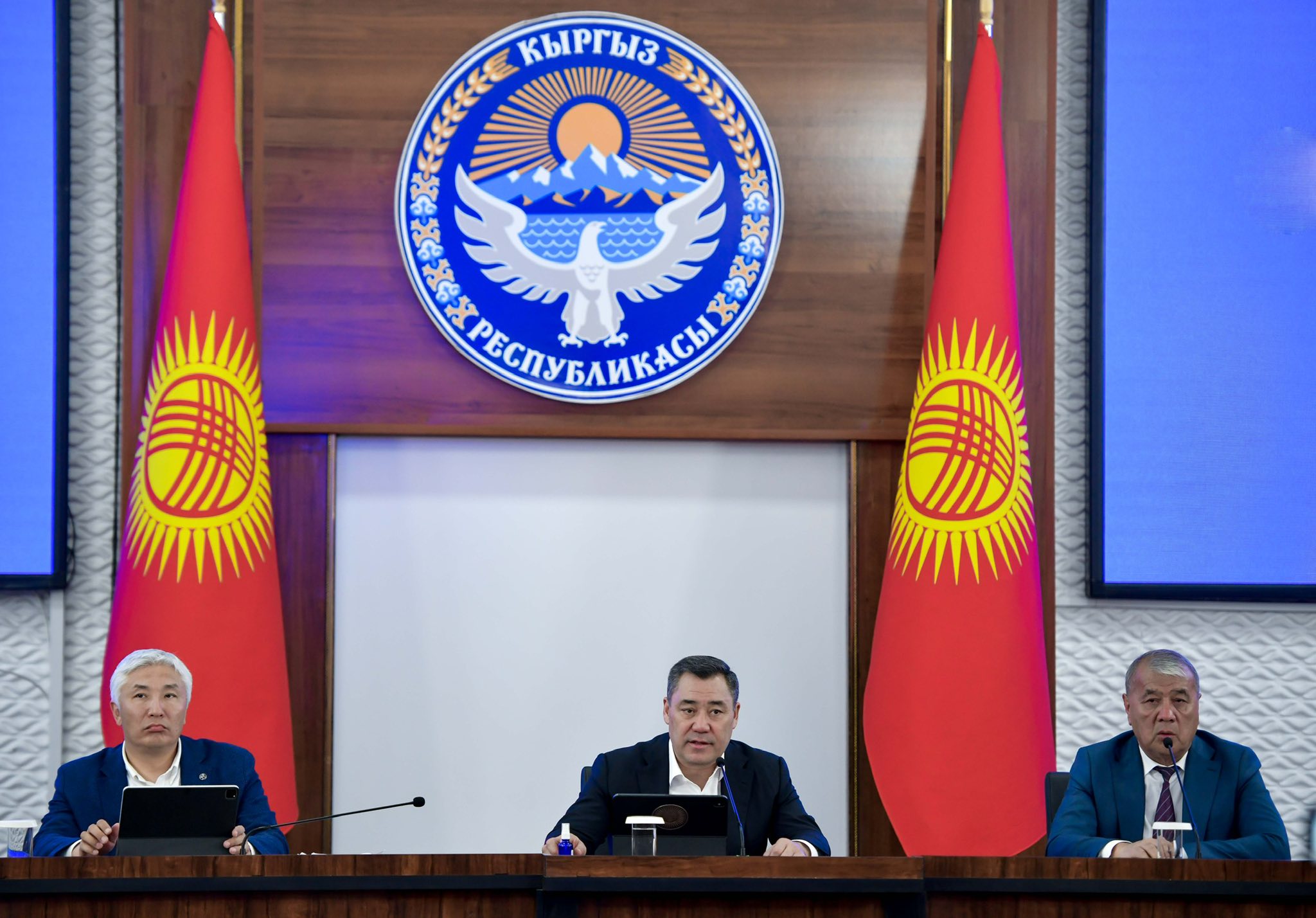 Садыр Жапаров Ош облусунун Өзгөн районунун тургундарынын суроолоруна жооп берди