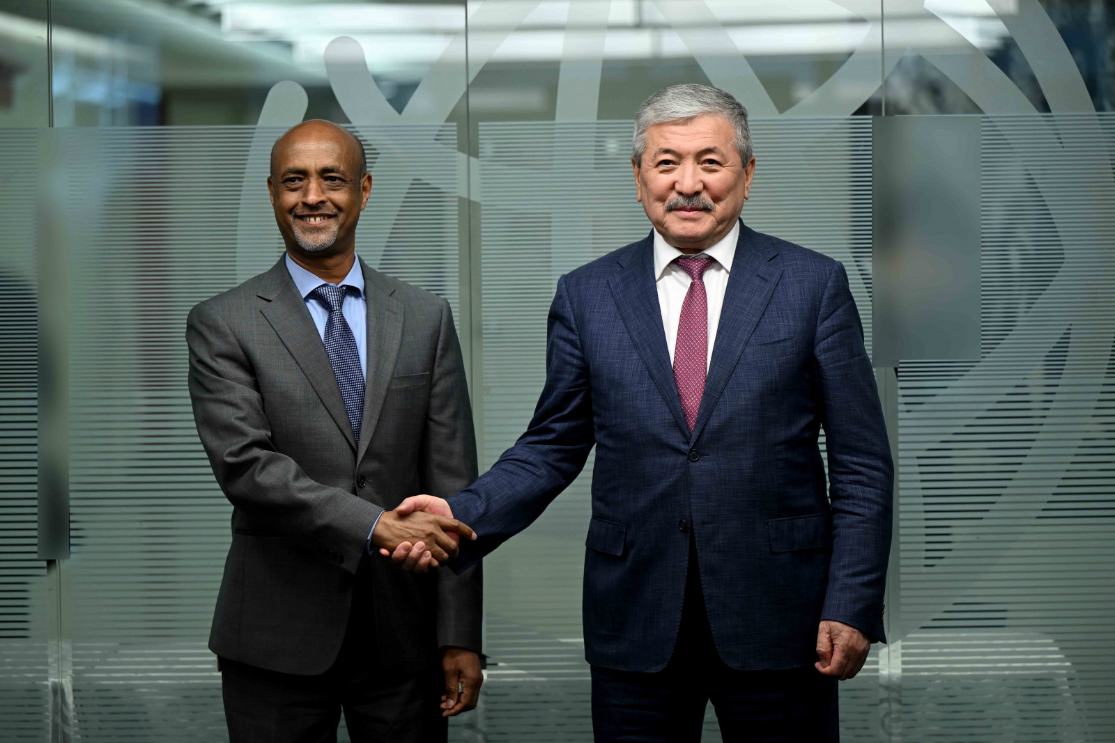 МинКаб Төрагасы Адылбек Касымалиев Дүйнөлүк банктын аймактык директору келечектеги долбоорлордун “жол картасын” түзүү маселесин талкуулашты