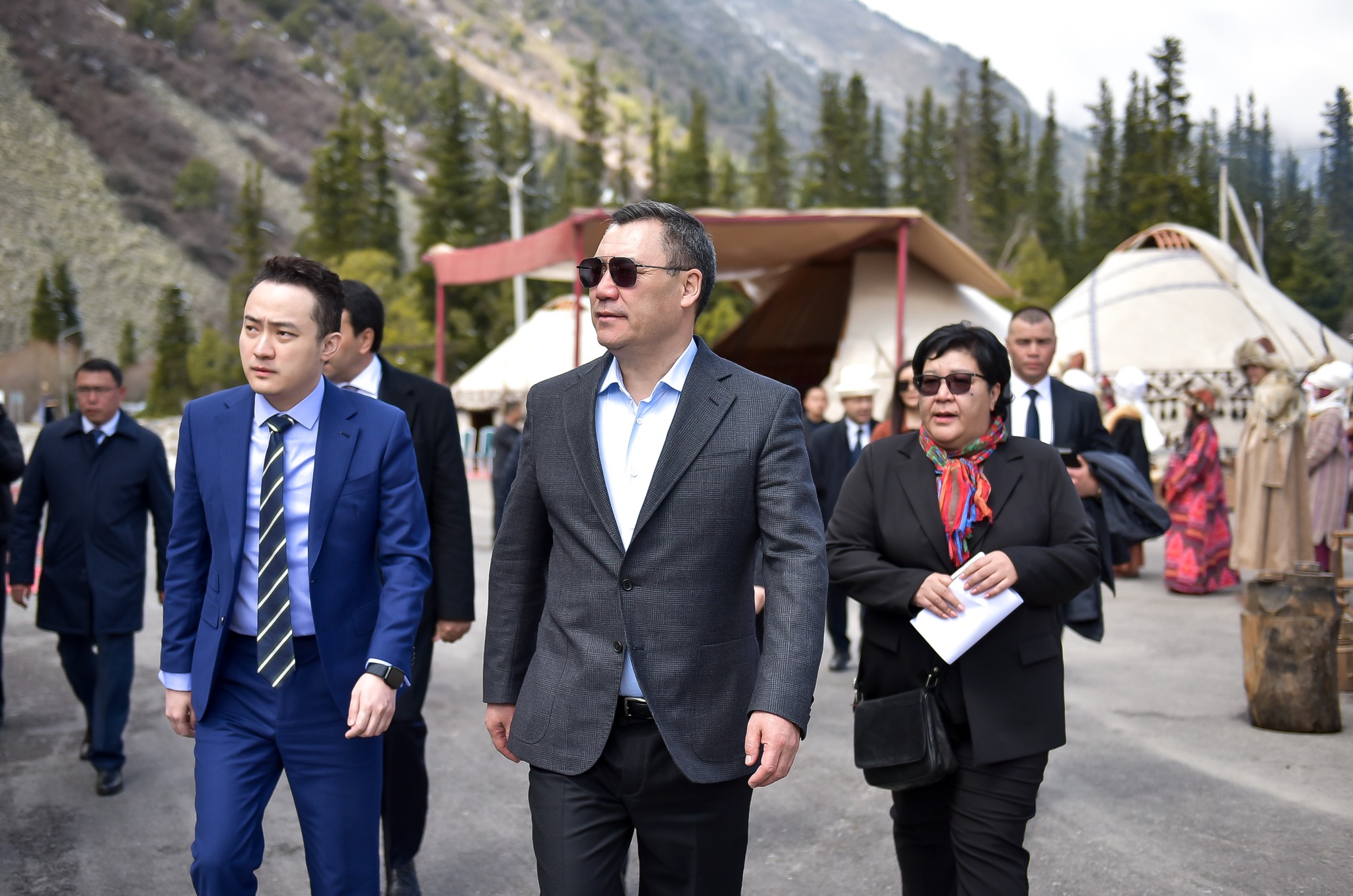 Президент Садыр Жапаров жана TRON блокчейн-платформасынын негиздөөчүсү Жастин Сан "Ала-Арча" жаратылыш паркында этномаданий программа менен таанышты