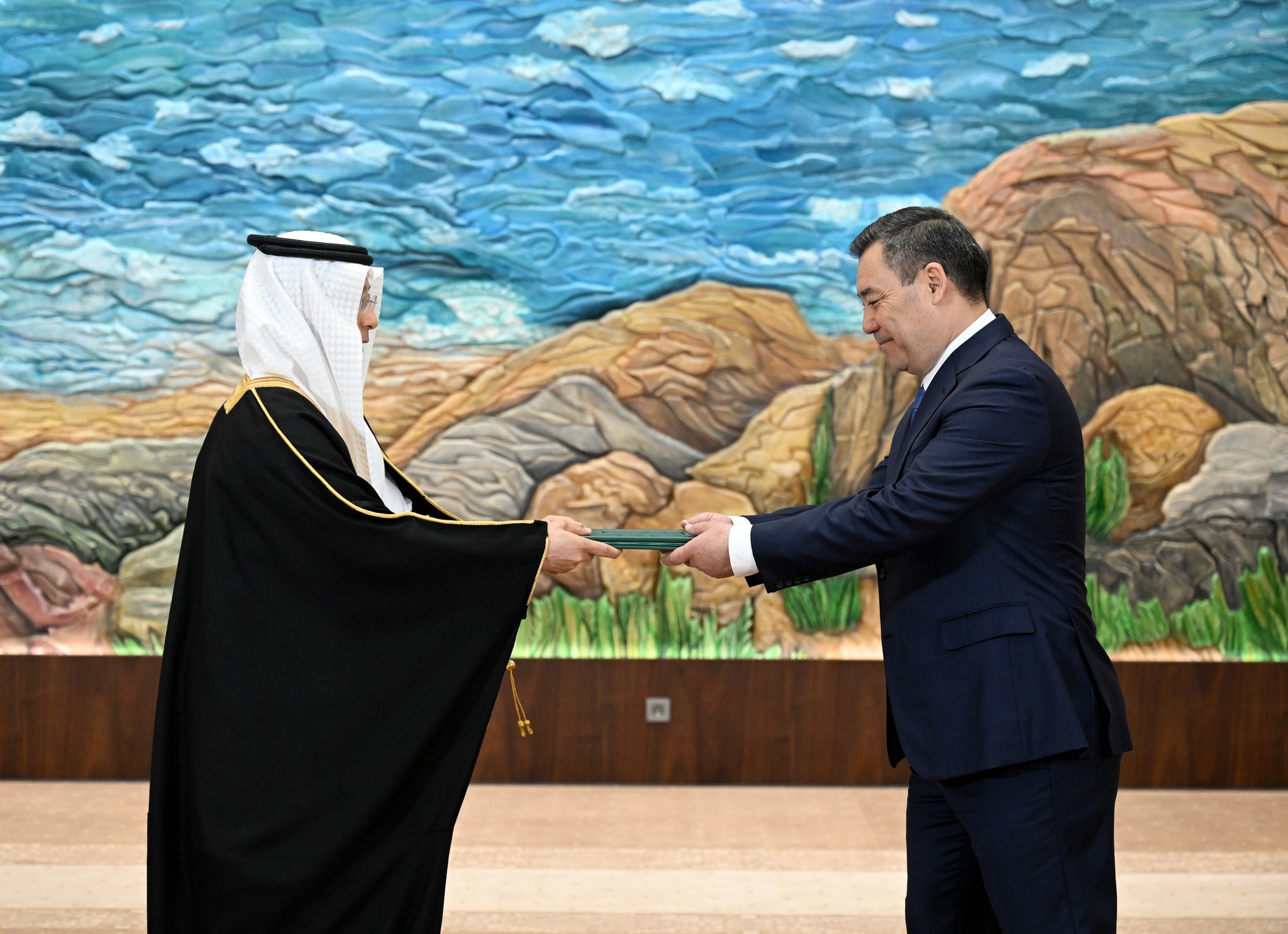 Садыр Жапаров Сауд Арабиясынын Кыргызстандагы Элчиси Ияд бин Гази Хакимдин ишеним грамоталарын кабыл алды