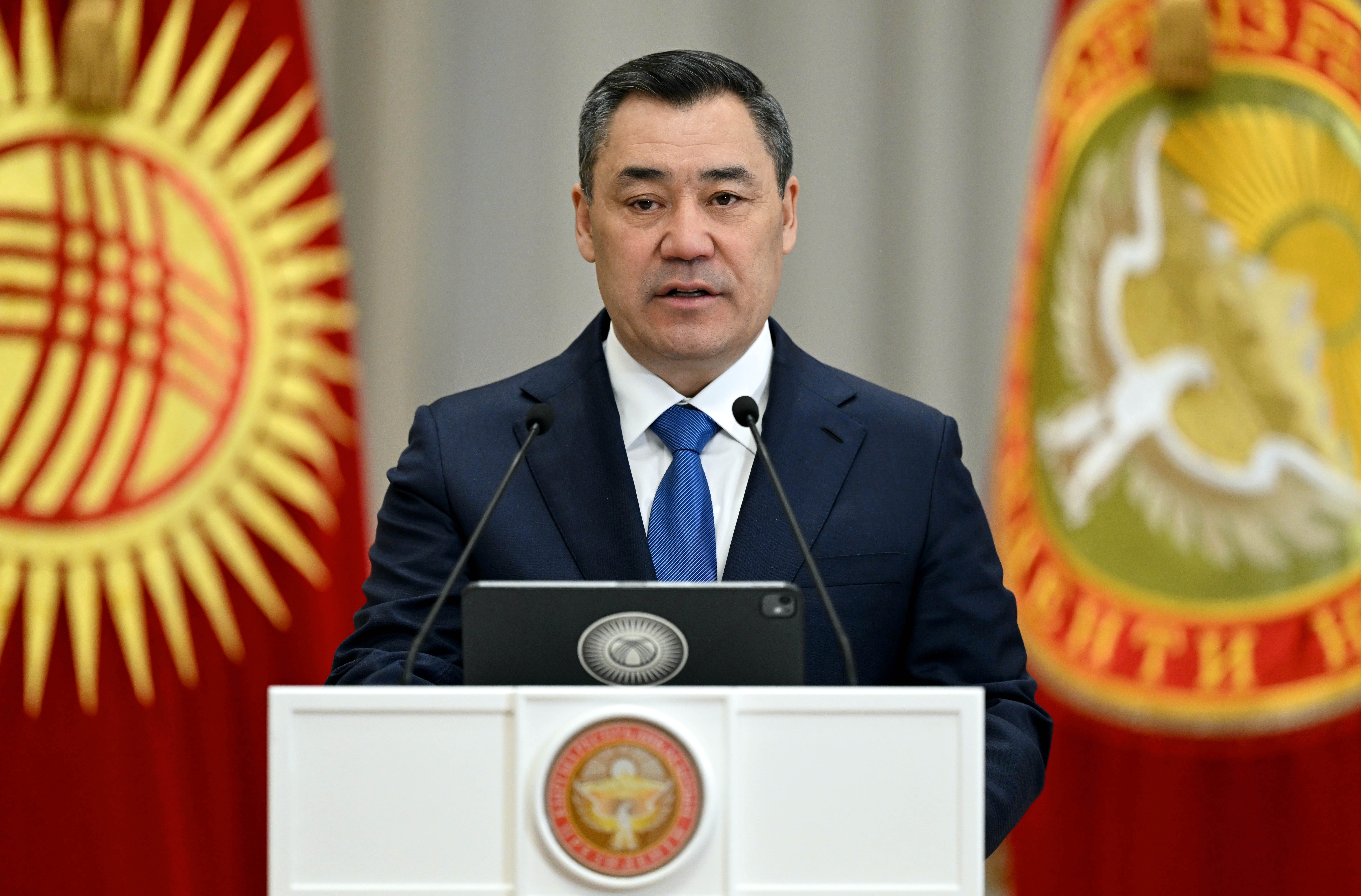 Президент Садыр Жапаров бир катар өлкөлөрдүн элчилеринен ишеним грамоталарын кабыл алды