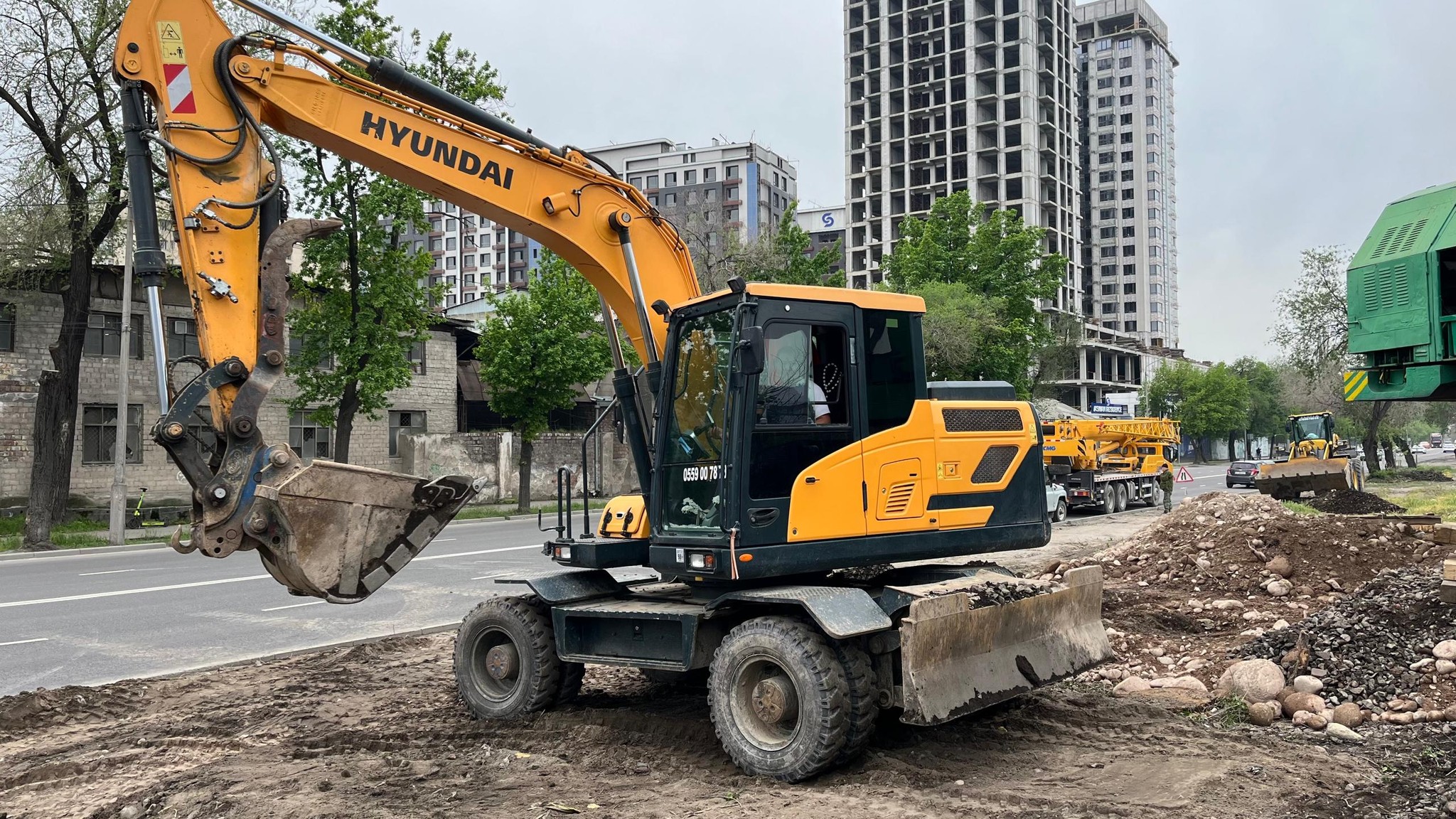 Бишкектеги Л.Толстой жана Исанов көчөлөрүнүн кесилишиндеги темир жолдордо курулуш-монтаждоо иштери жүрүп жатат