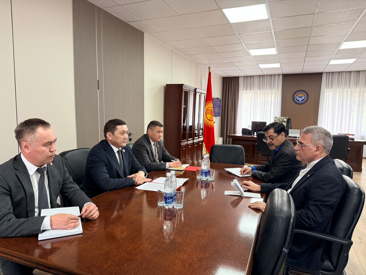 Коопсуздук кеңешинин катчысы Адилет Орозбеков Ирандын Кыргызстандагы Элчиси Голамхоссейн Ядегари менен жолугушту