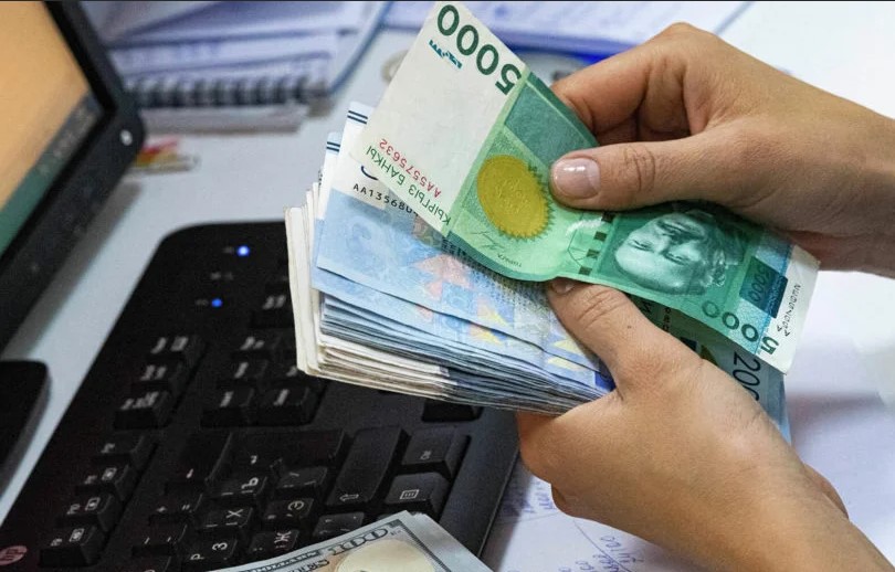 Аз камсыз үй-бүлөлөргө берилүүчү “үй-бүлөгө көмөк” ай сайынкы жөлөкпулду берүүнүн механизми каралды