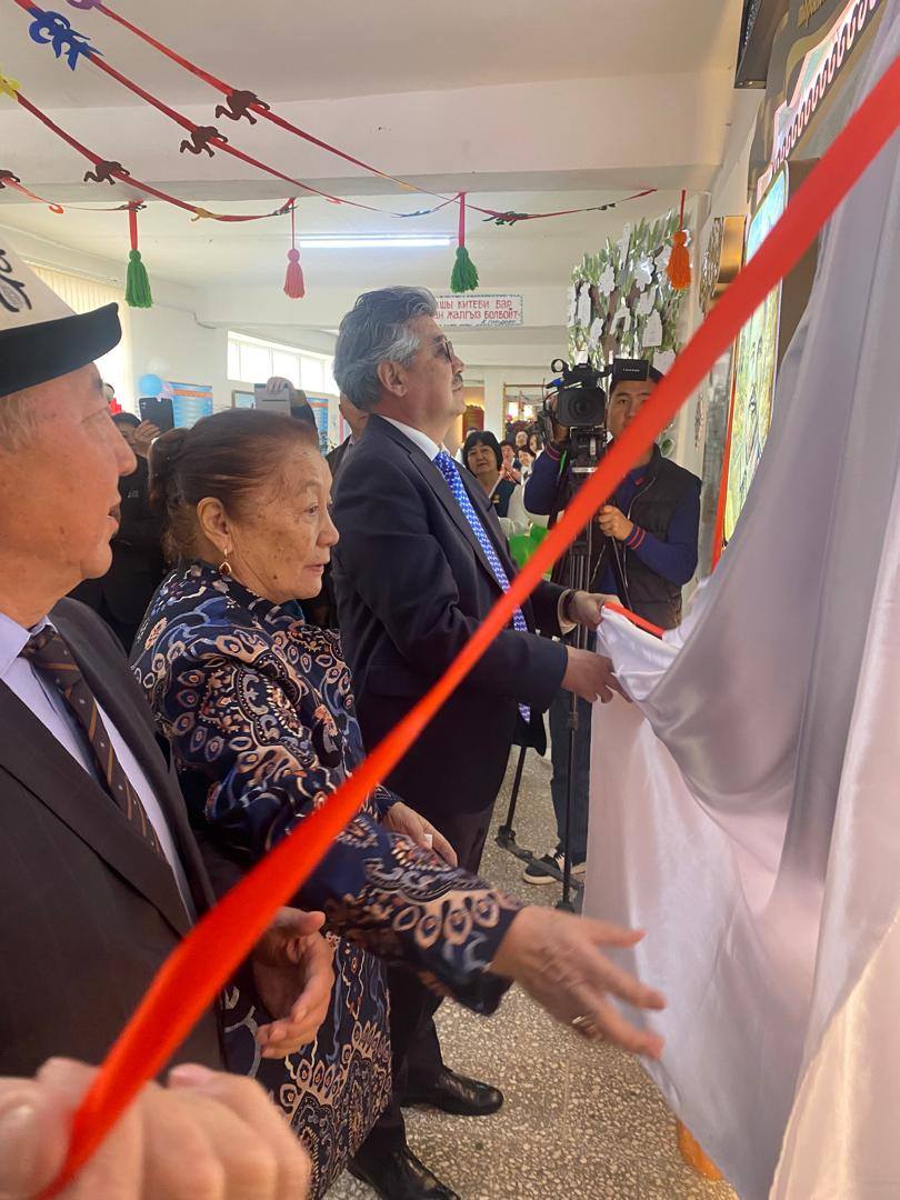 Кызыл-Дөбө айылындагы мектепке Осмонаалы Сыдык уулунун ысымы ыйгарылды