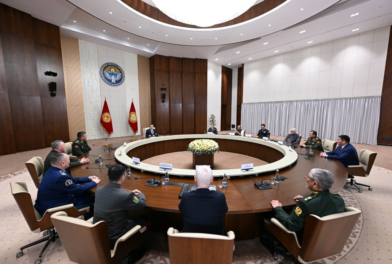 Садыр Жапаров ШКУга мүчө-мамлекеттердин коргоо ведомстволорунун жетекчилерин кабыл алды 