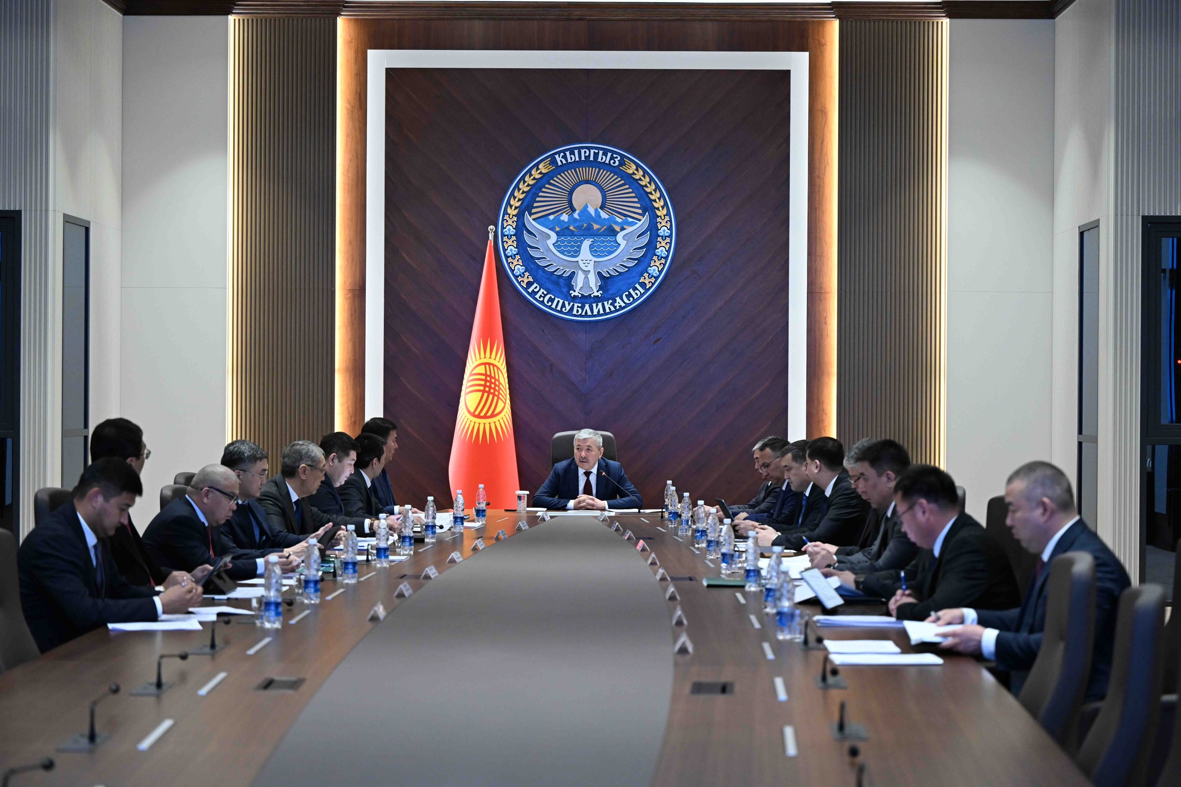 Адылбек Касымалиев Макроэкономикалык жана инвестициялык саясат боюнча координациялык кеңештин жыйынын өткөрдү