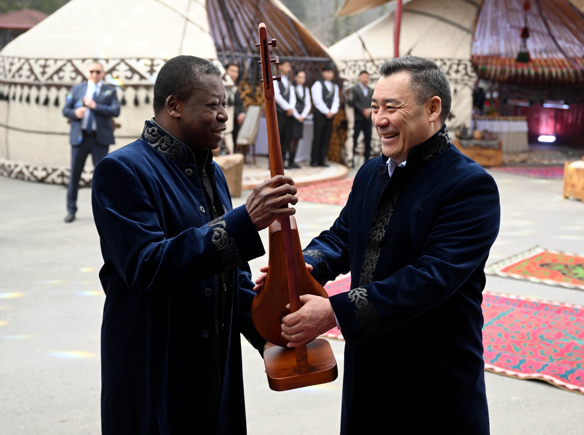 Президент Садыр Жапаров жана Того Министрлер кеңешинин Төрагасы Фор Эссозимна Гнассингбе “Ала-Арча” паркындагы этномаданий программага катышты