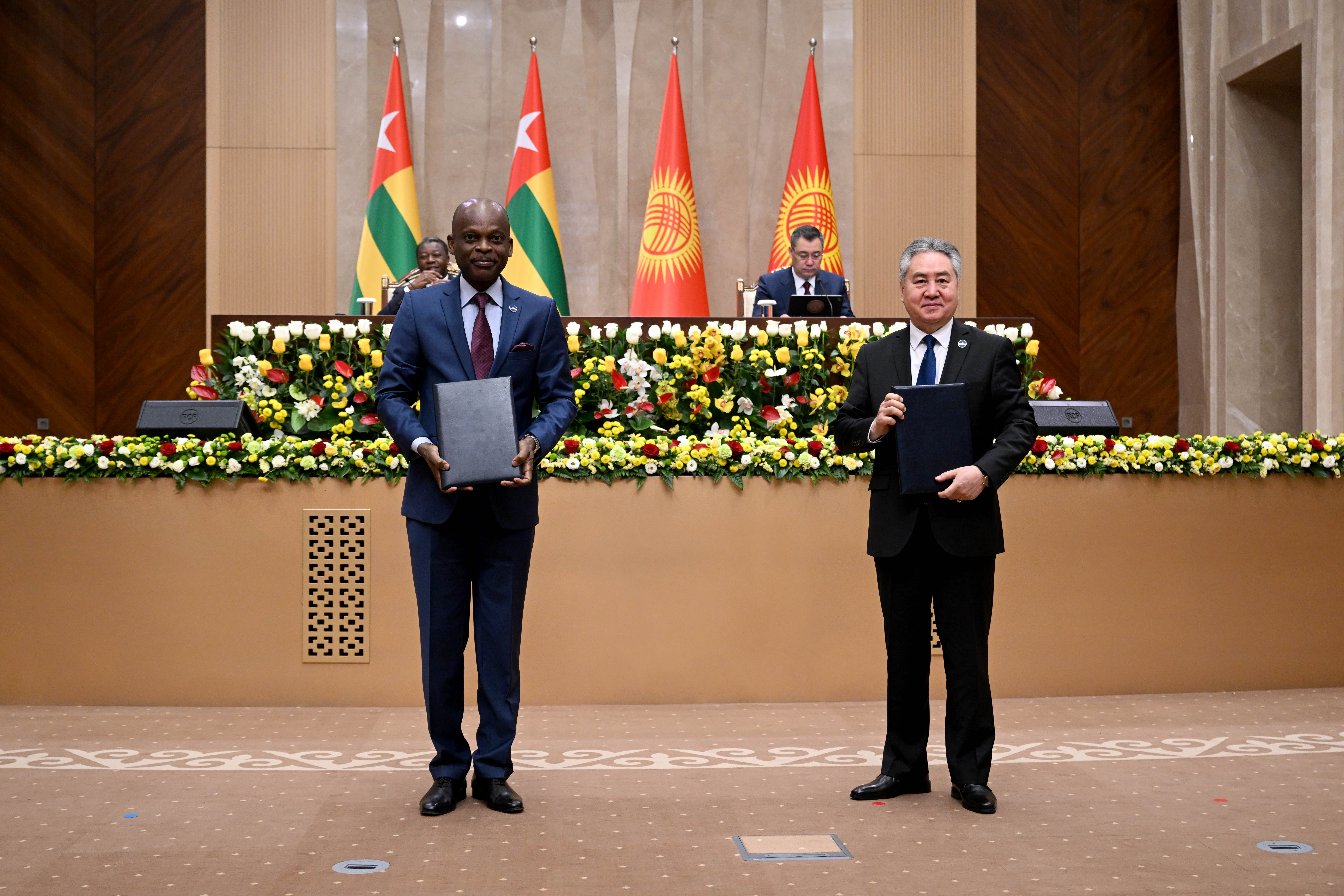 Садыр Жапаров менен Фор Эссозимна Гнассингбен сүйлөшүүлөрдүн жыйынтыгы боюнча бир катар эки тараптуу документтерге кол коюшту