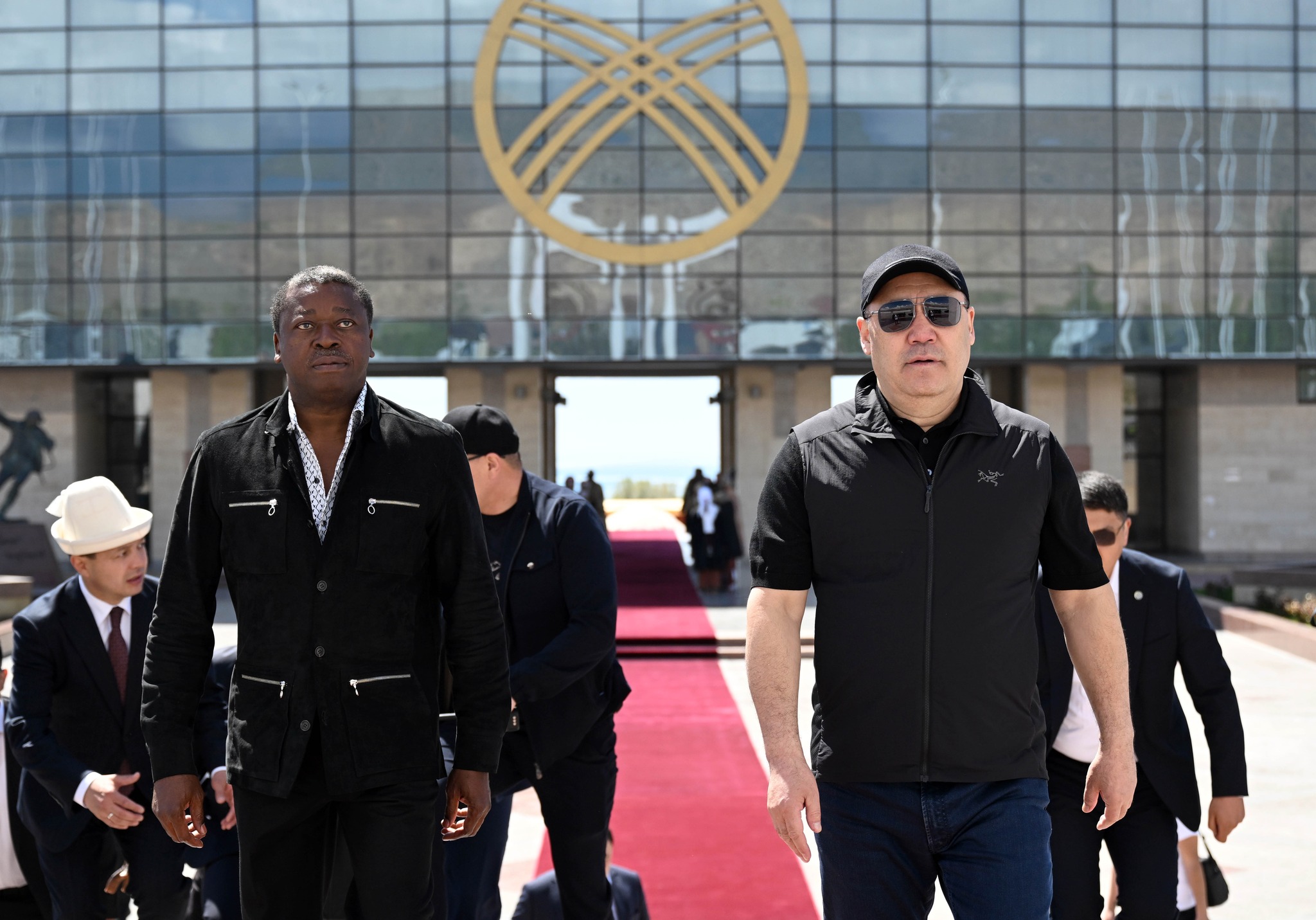 Президент Садыр Жапаровго жана Того Министрлер Кеңешинин Төрагасы Эссозимна Гнассингбеге Ысык-Көлдө улуттук ат оюндары көрсөтүлдү