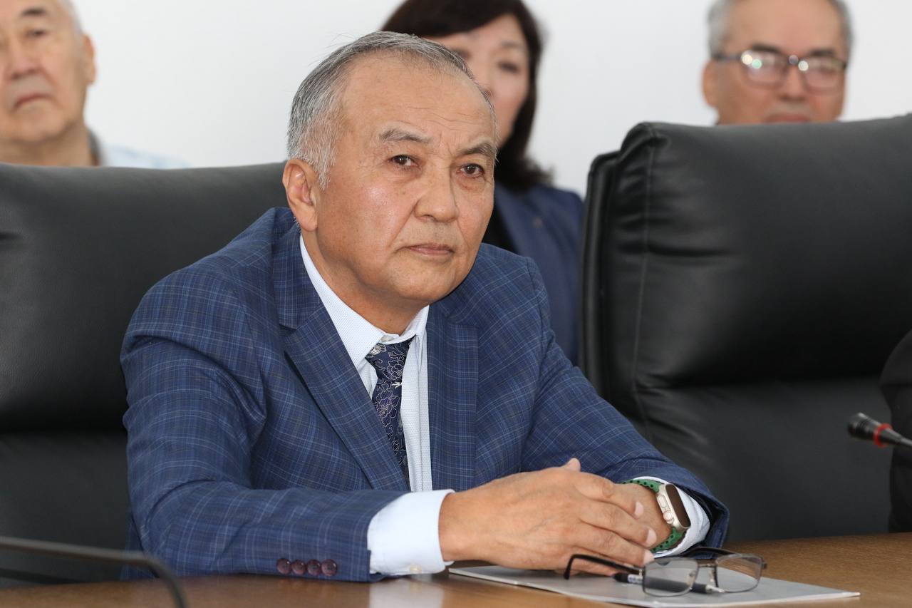Улуттук илимдер академиясынын жамаатына ведомствонун жаңы президенти Бекмамат Дженбаев тааныштырылды