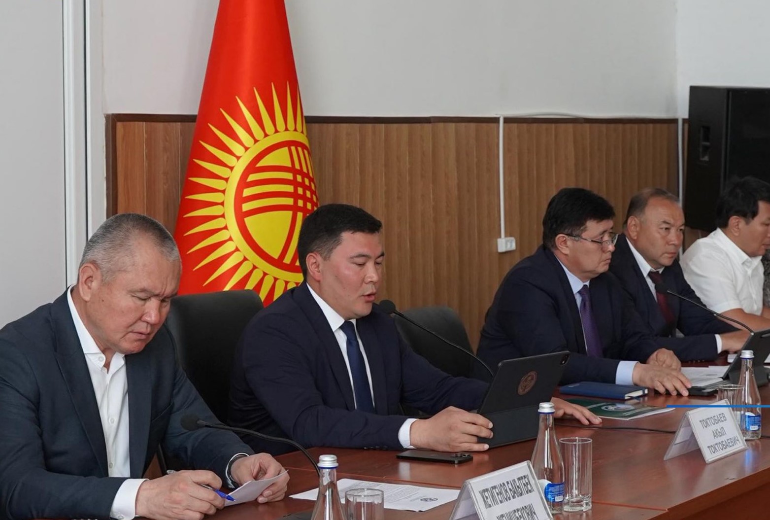 Чолпон-Атада Ысык-Көлдүн экосистемасын сактоо маселелери боюнча тегерек стол өтүүдө