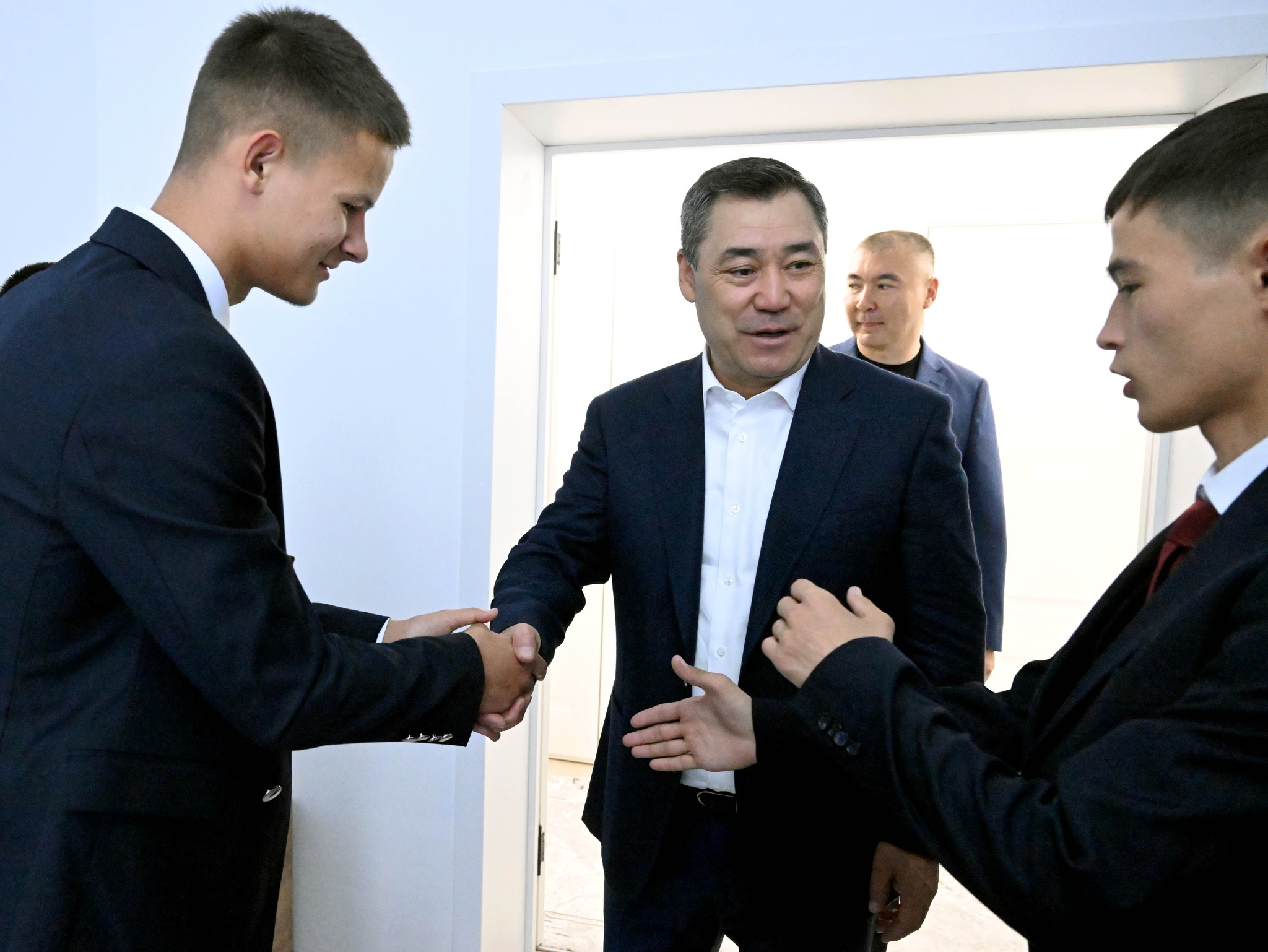 Президент Садыр Жапаров Бишкектеги жатак-мектептеринин бүтүрүүчүлөрүнүн жашоо шарттары менен таанышты