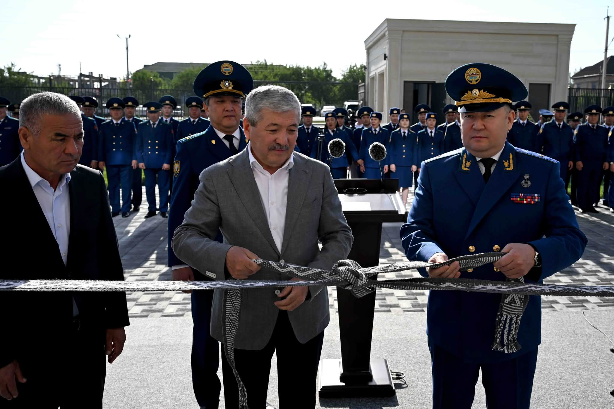 МинКаб башчысы Адылбек Касымалиев Баткен облустук прокуратуранын жаңы имаратынын ачылышына катышты