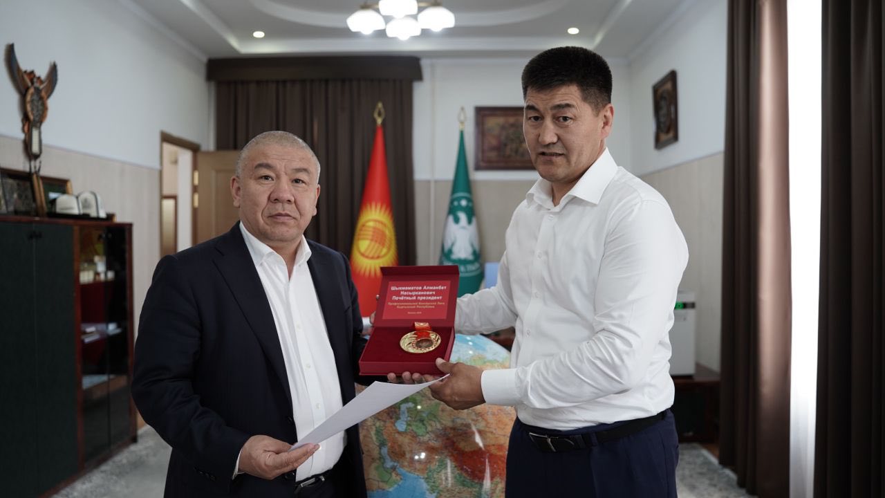 Алмамбет Шыкмаматов Кыргызстандагы Кесиптик бокс лигасынын Ардактуу президенти болуп дайындалды