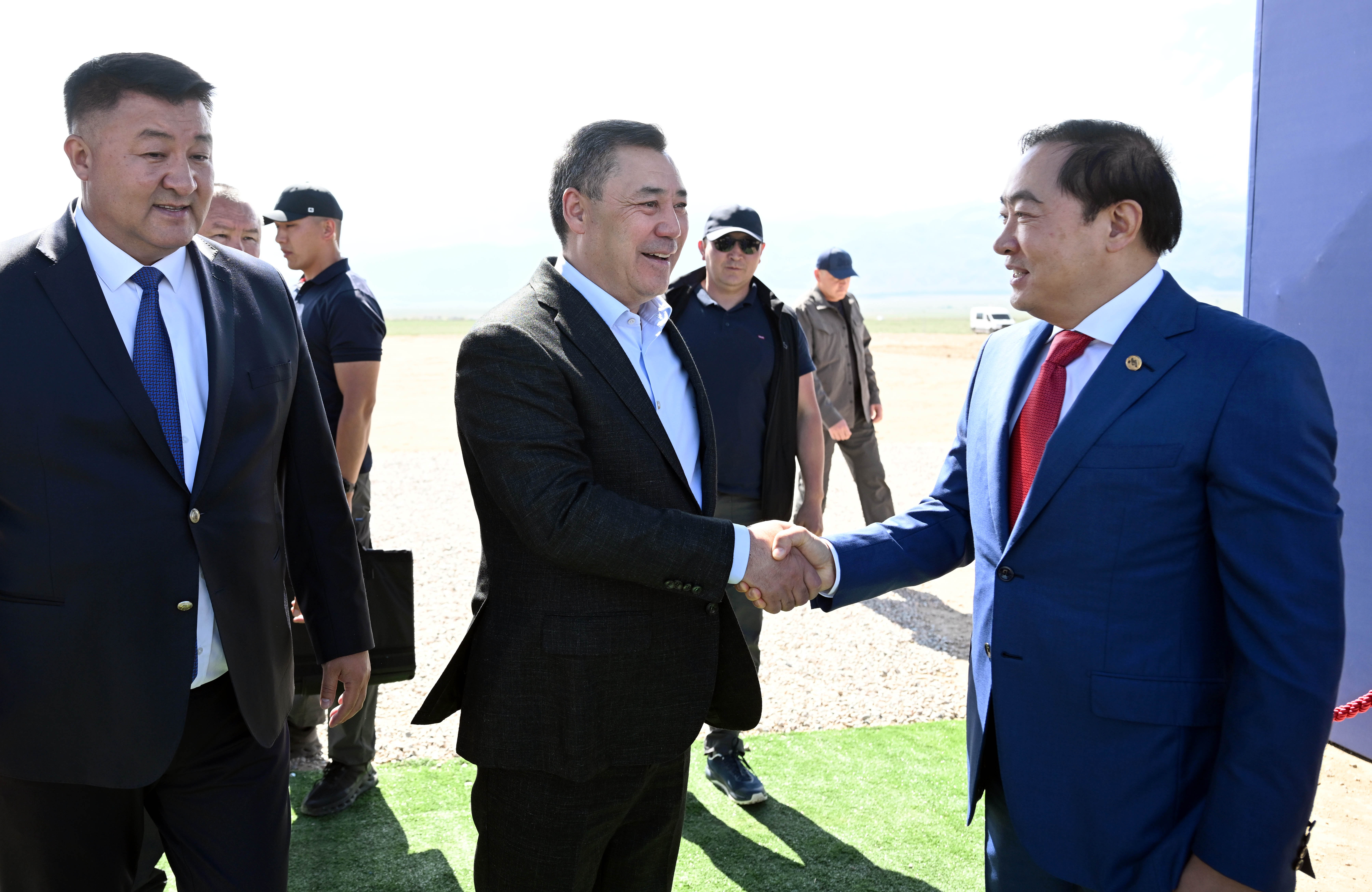 Президент С.Жапаров: “Суу ресурстары азайып бараткан маалда күн энергетикасынын өнүгүшү энергетикалык туруктуулукту камсыздоонун маанилүү фактору болуп калууда”