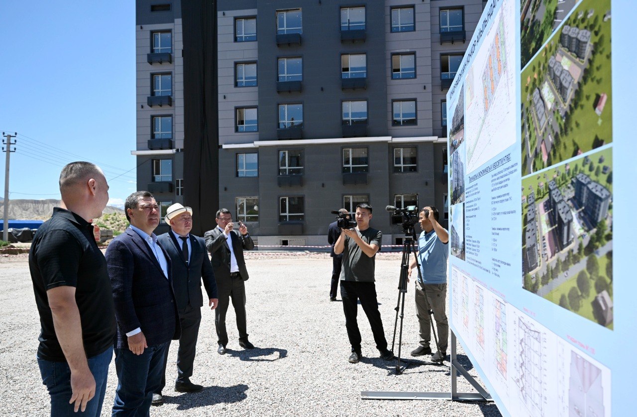 Садыр Жапаров Нарын облусундагы МИКтин көп батирлүү үйлөрүнүн курулуш иштеринин жүрүшү менен таанышты