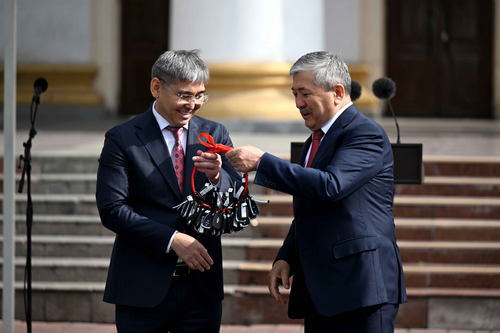 Адылбек Касымалиев Саламаттыкты сактоо министрлигине ата мекендик өндүрүштөгү 100 автоунаанын ачкычын тапшырды