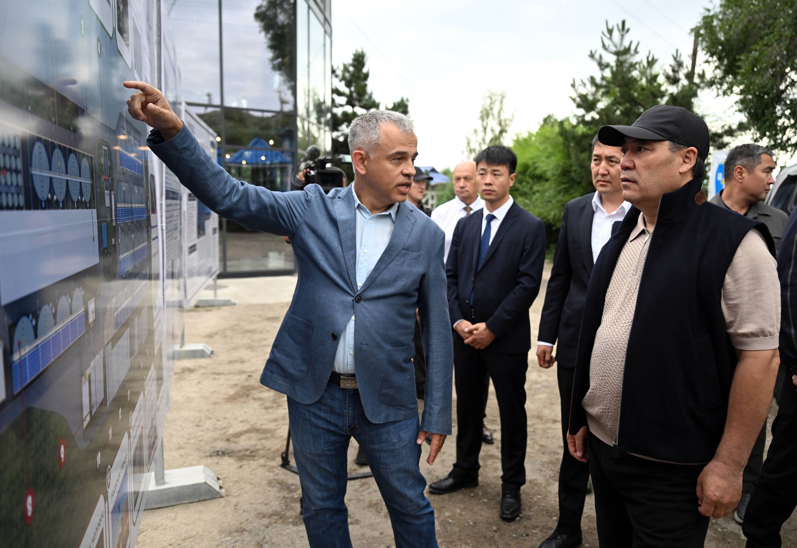 Садыр Жапаров Караколдогу балык чарбасын жана кеме курууну өнүктүрүү боюнча долбоорлор менен таанышты