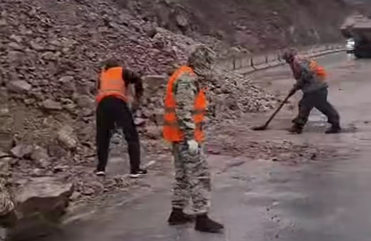 ӨКМ: Боом капчыгайындагы унаа жолго түшкөн таштар тазаланууда