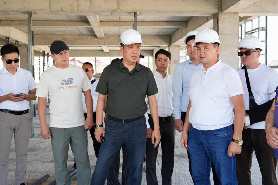 Бишкек мэри борбор калаада курулуп жаткан жана реконструкцияланып жаткан объектилердин иши менен таанышты